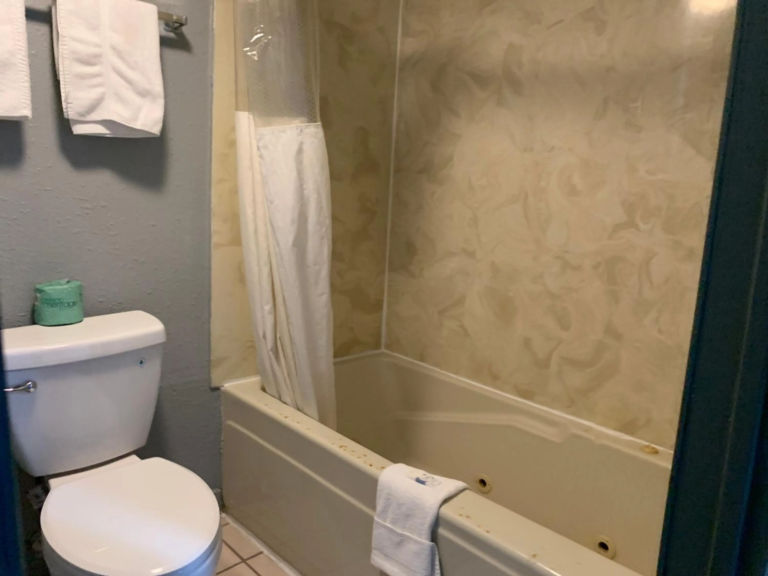 Bathroom in Stratford Inn Tyler