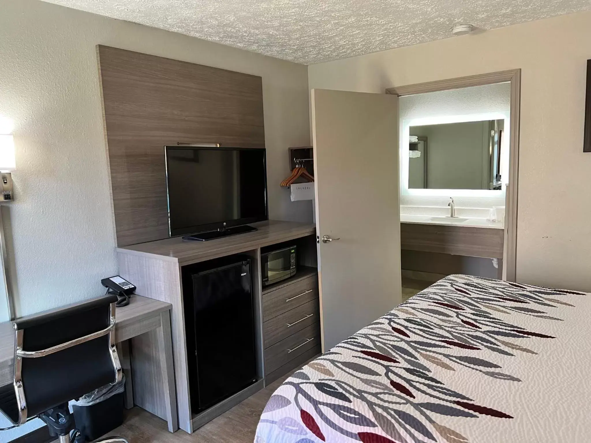 Photo of the whole room, Bed in Red Roof Inn Georgetown, KY Photo of the whole room, Bed in Red Roof Inn Georgetown, KY