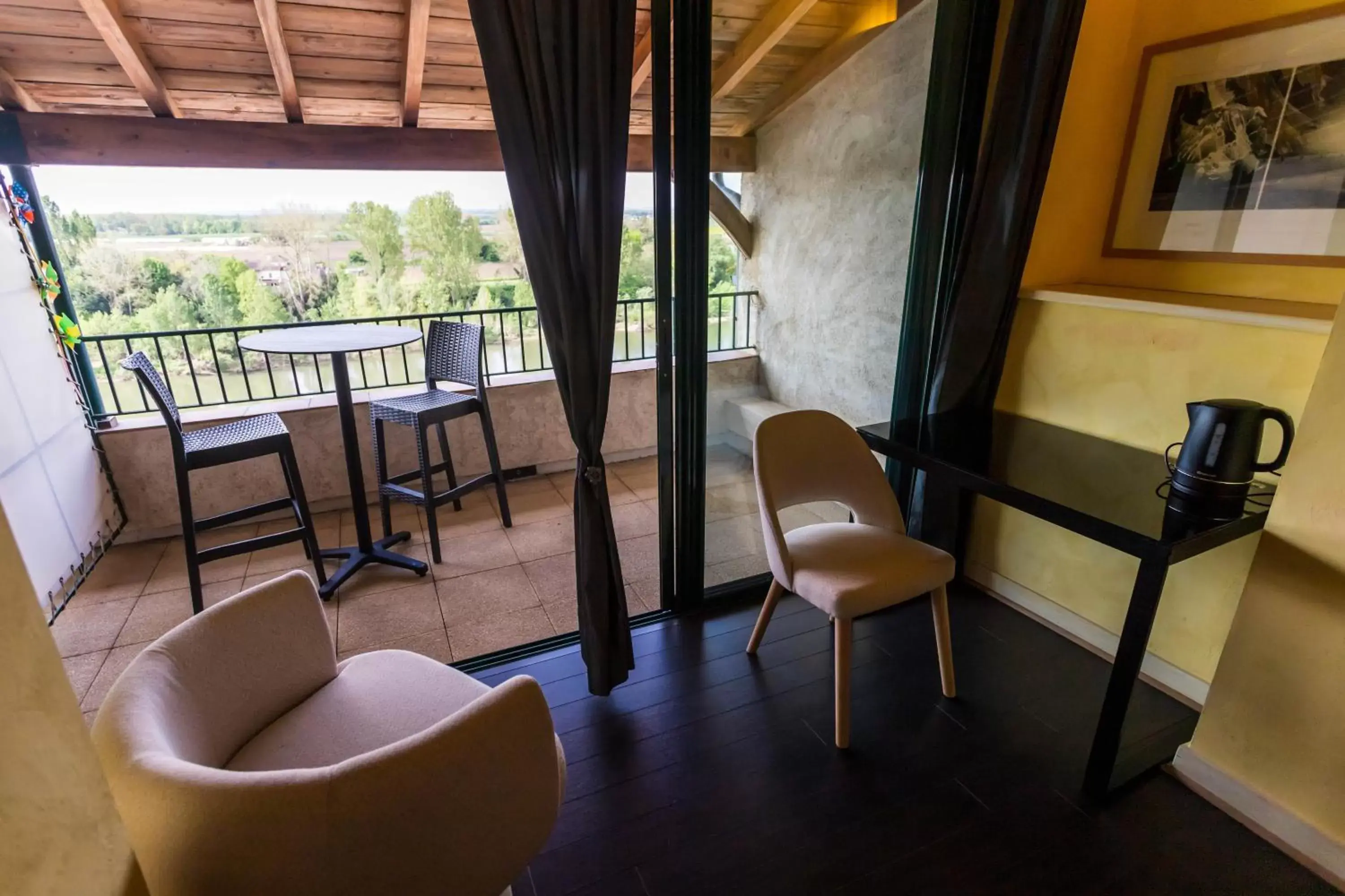 Patio, Seating Area in HOTEL restaurant CÔTE GARONNE le BALCON DES DAMES - Tonneins Marmande Agen - chambres climatisées