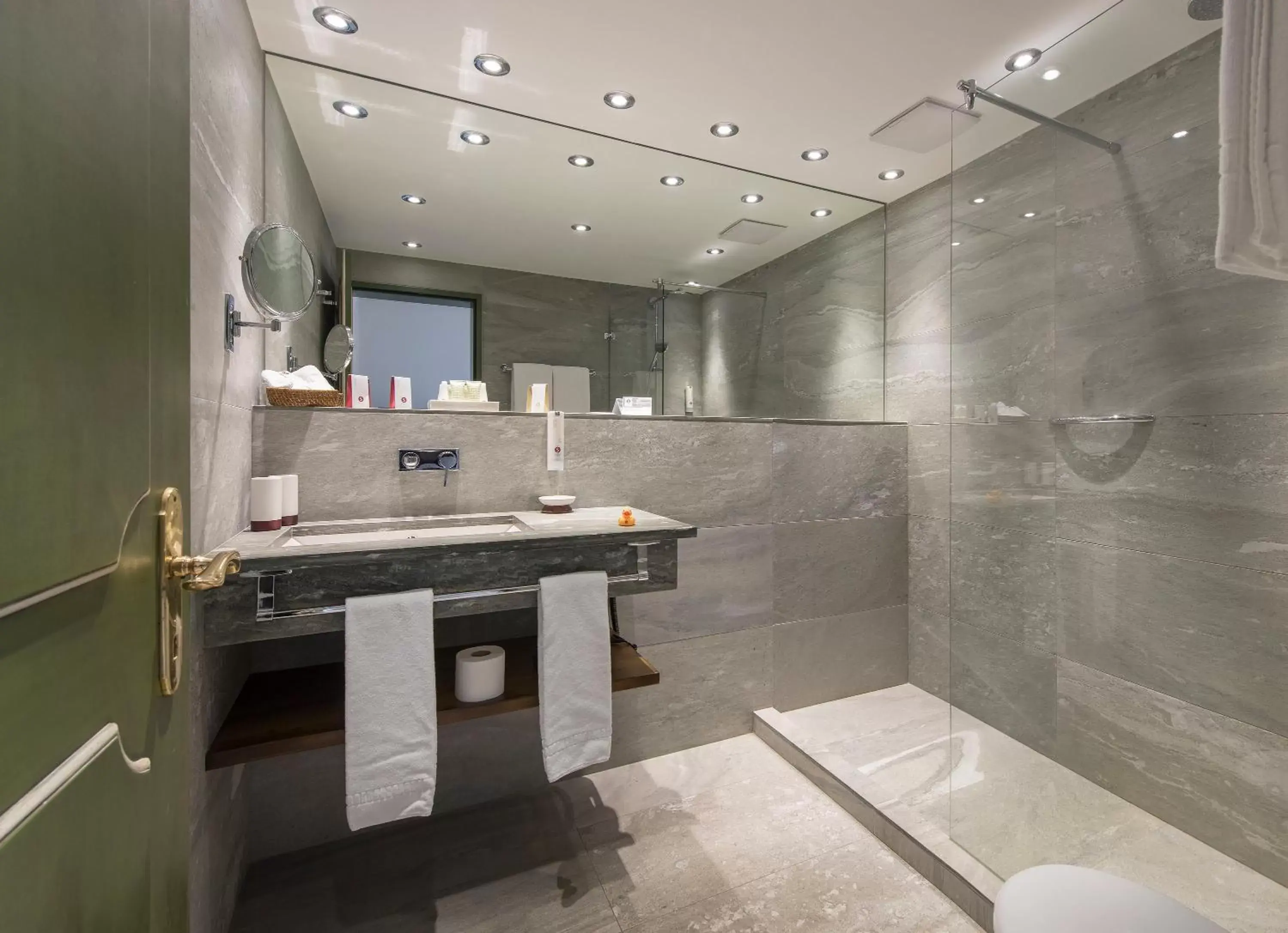 Bathroom in Suiten-Hotel Sunstar Brissago