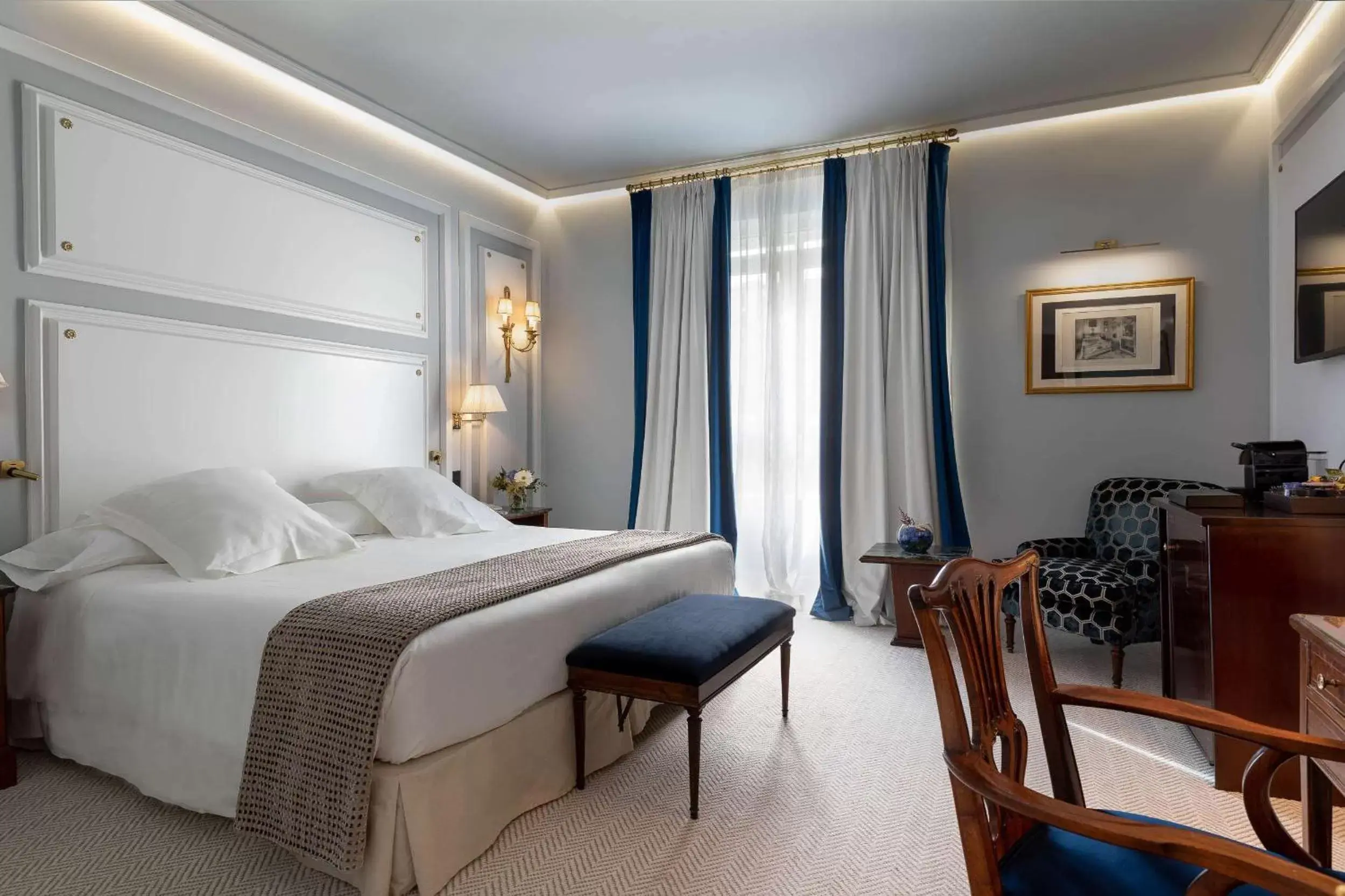 Bathroom, Bed in Wellington Hotel & Spa Madrid