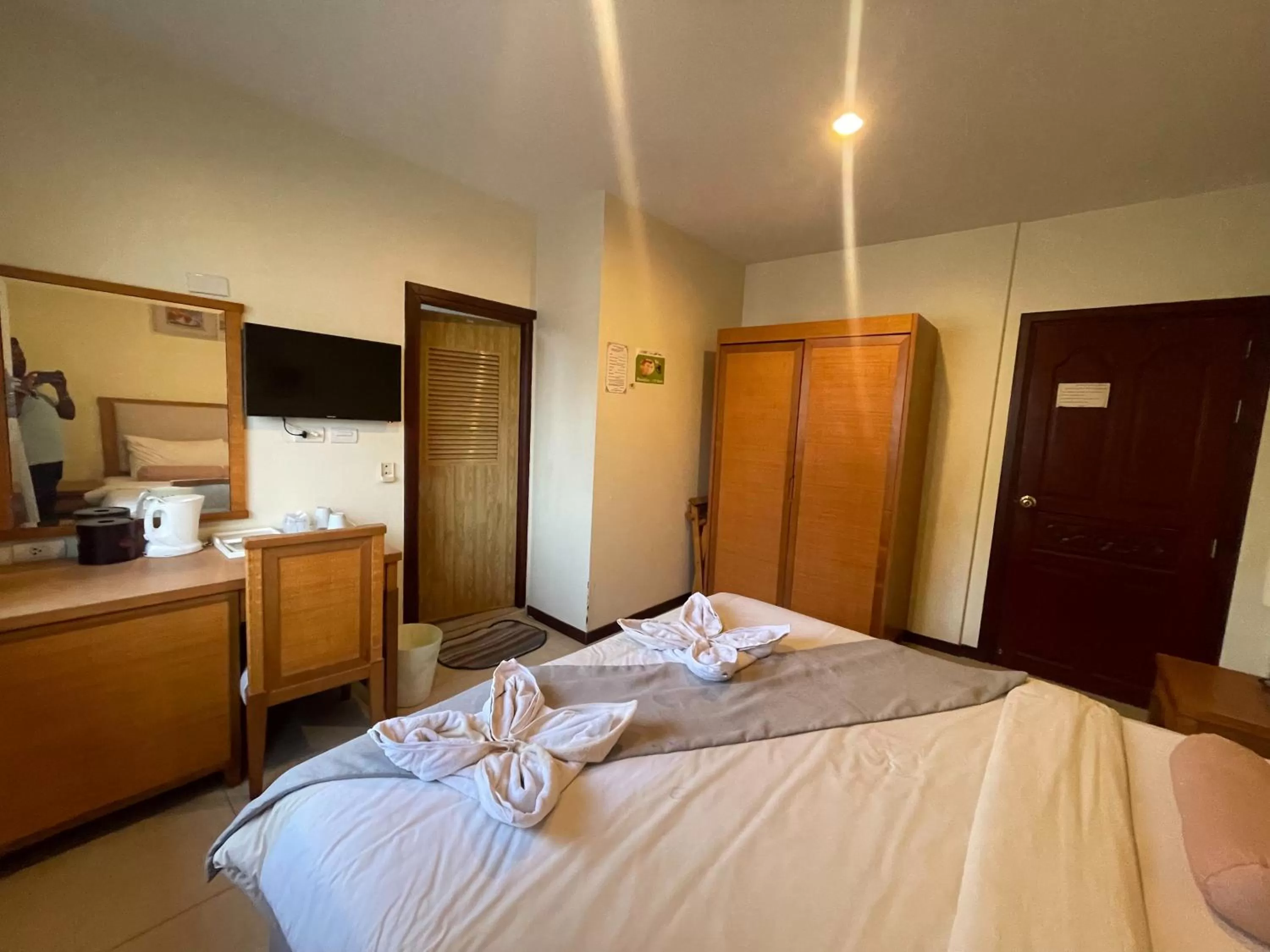 Photo of the whole room, Bed in Babylon Residence Inn pattaya