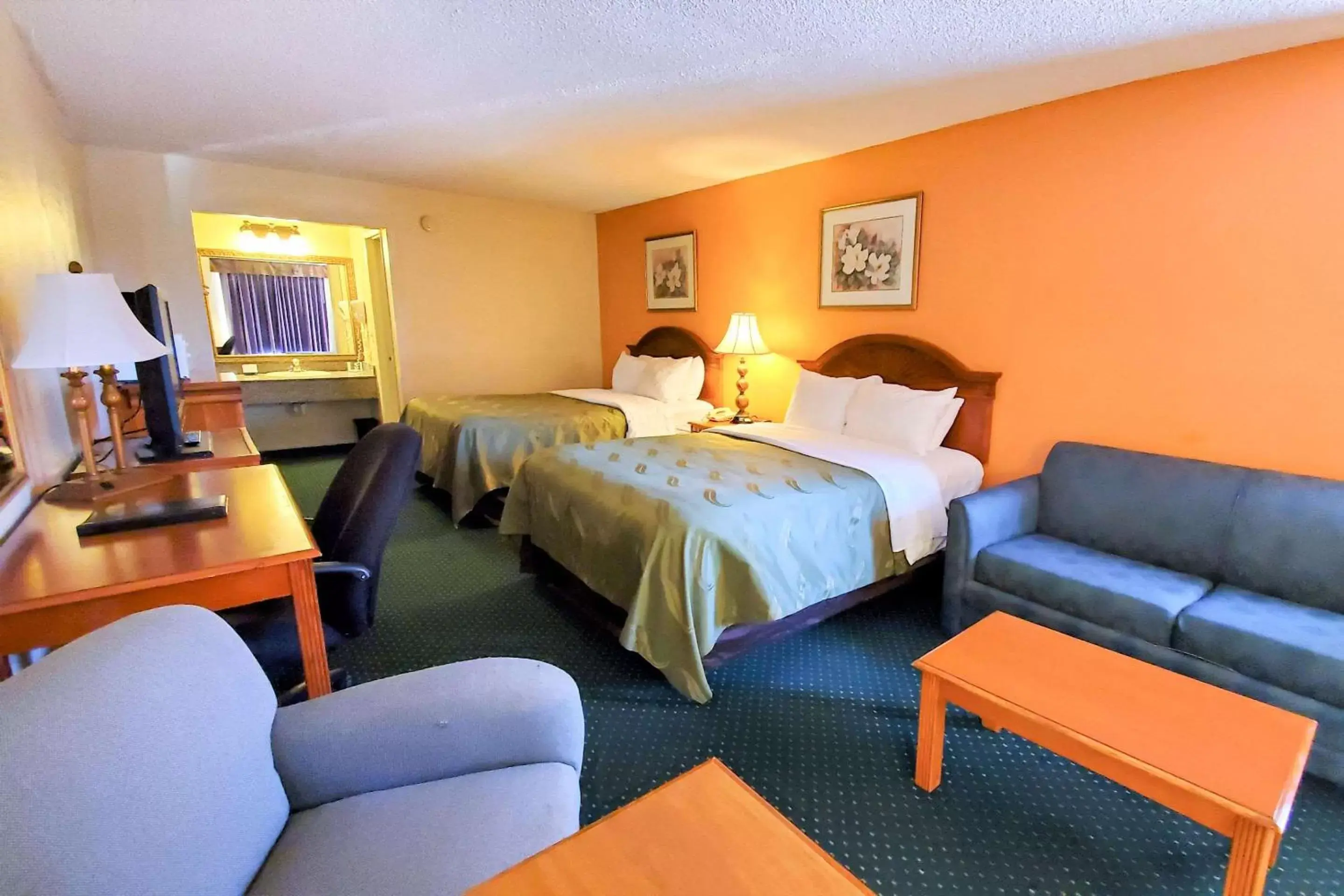 Photo of the whole room in Quality Inn near Manatee Springs State Park