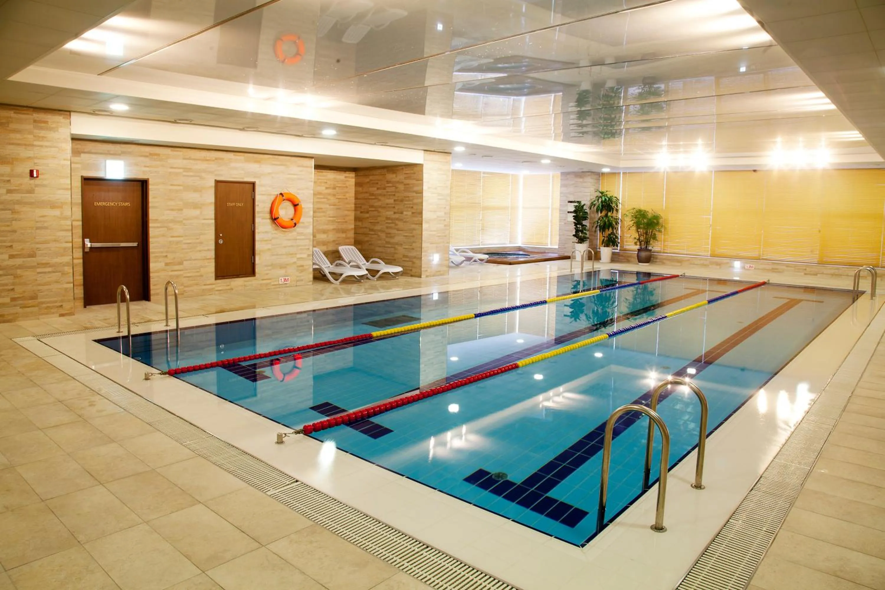 Swimming pool in Stanford Hotel Seoul