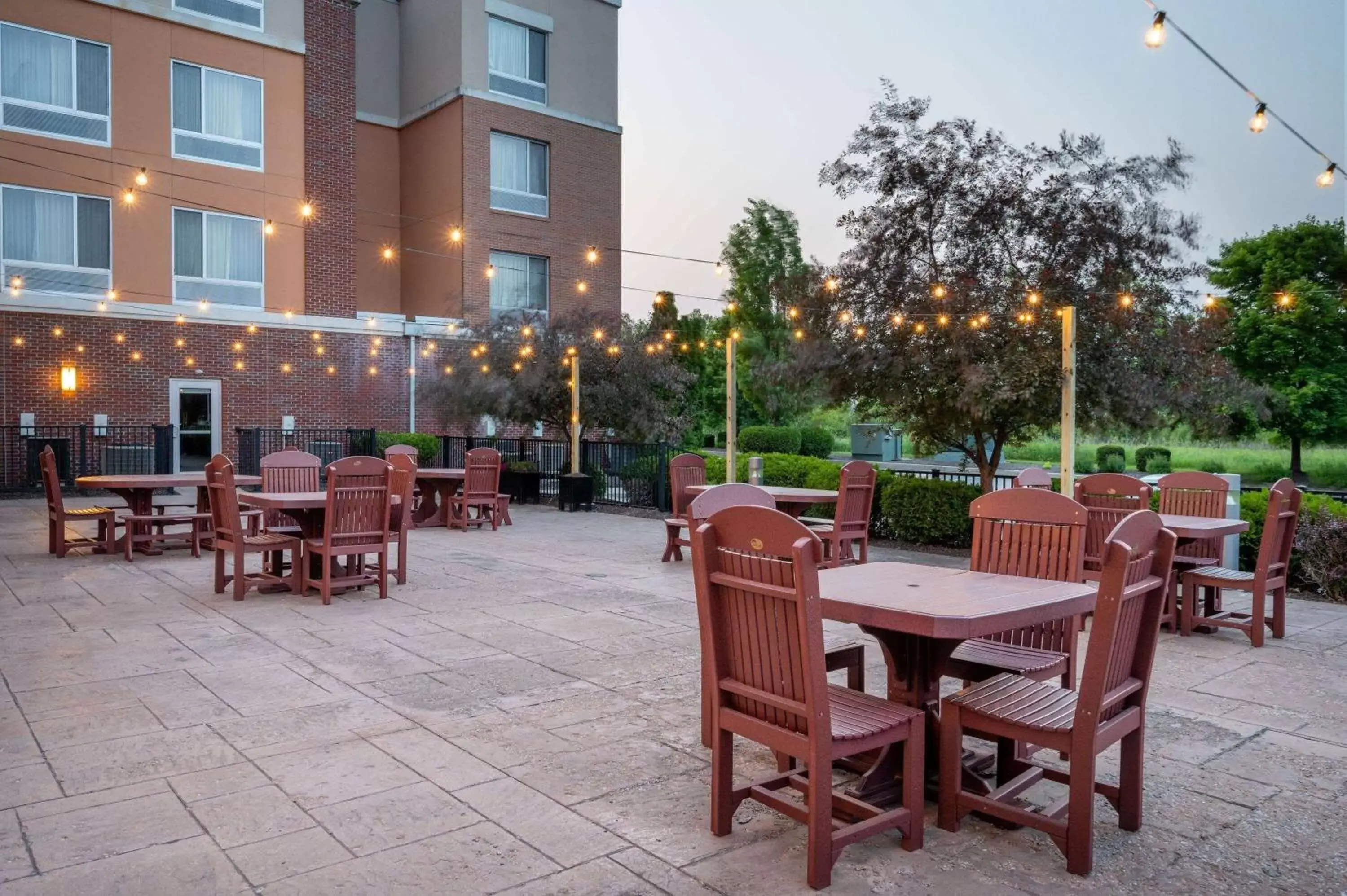 Inner courtyard view, Restaurant/Places to Eat in Wyndham Noblesville