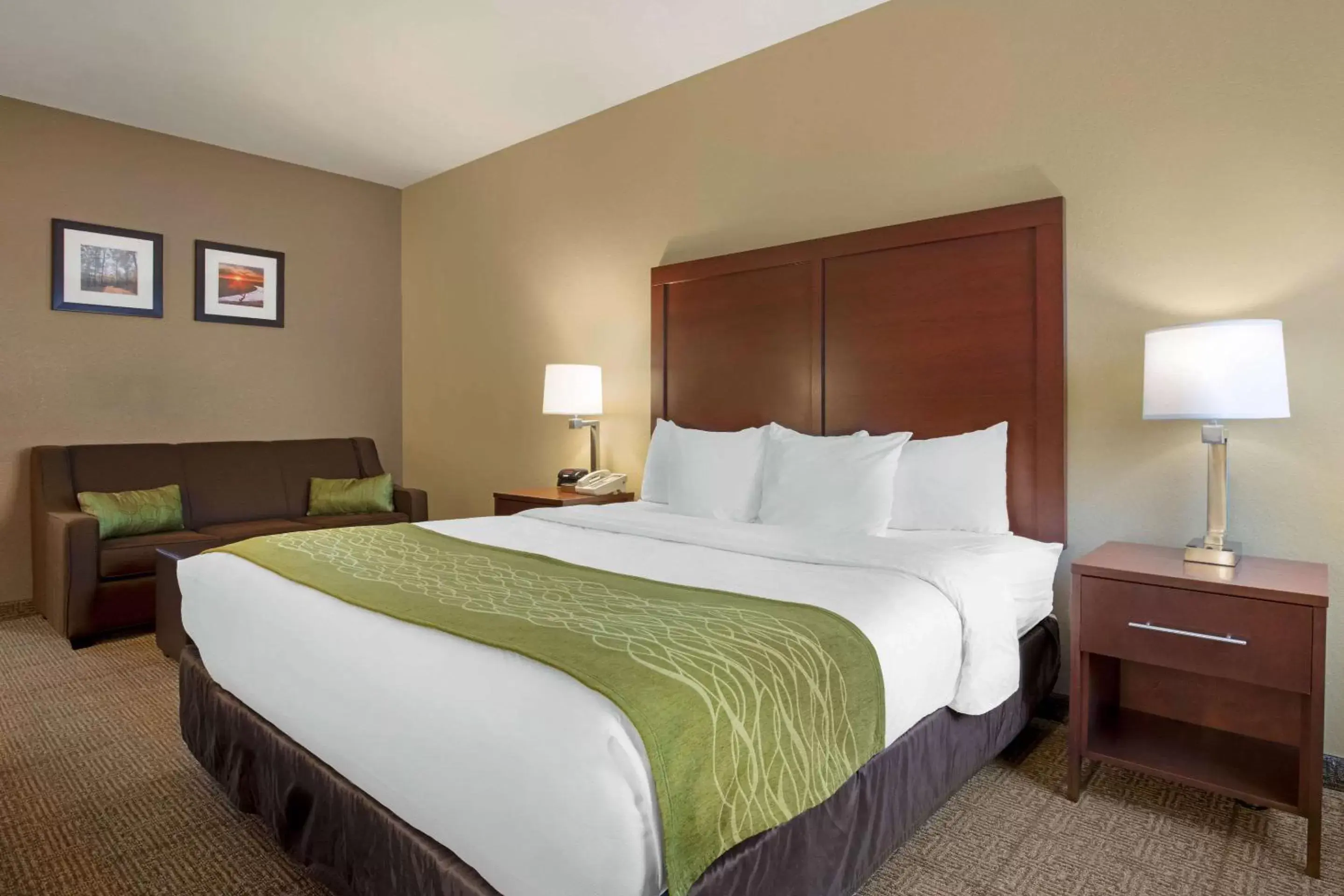 Photo of the whole room, Bed in Comfort Inn Willow Springs