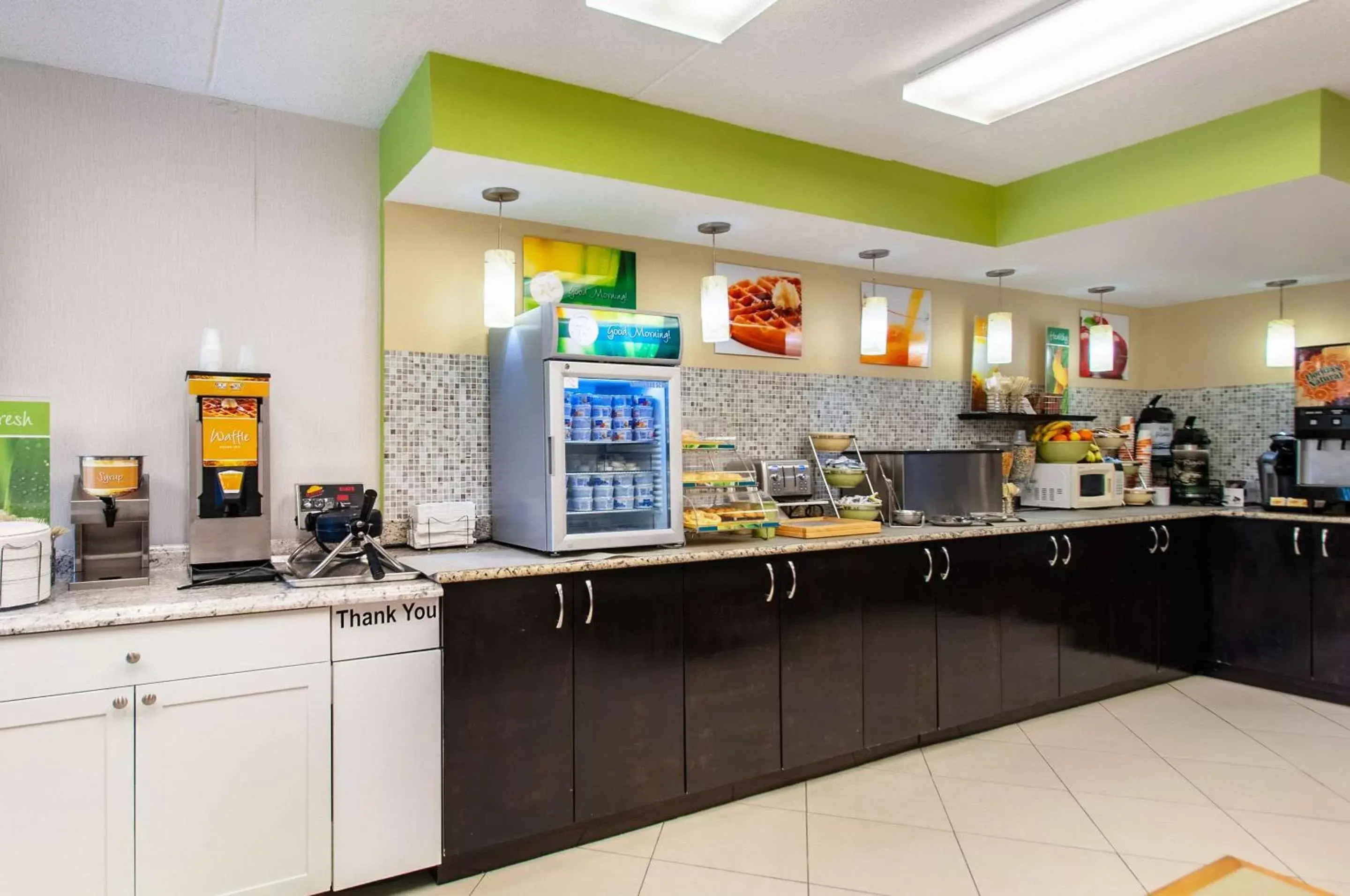 Restaurant/places to eat, Kitchen/Kitchenette in Quality Inn