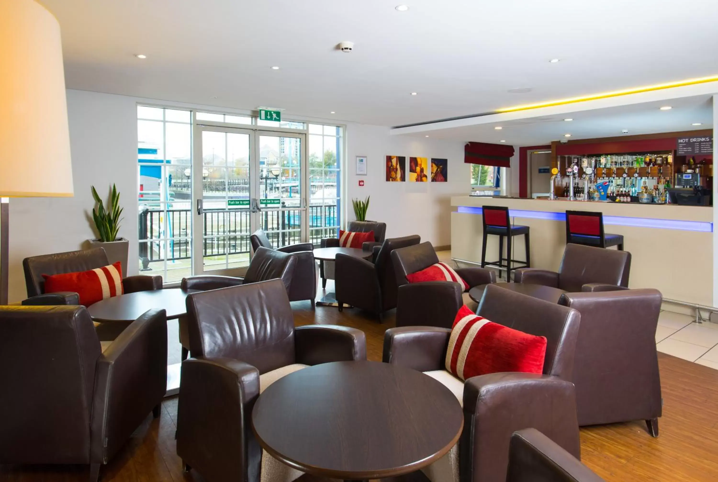 Lounge or bar, Lounge/Bar in Holiday Inn Express Manchester - Salford Quays, an IHG Hotel