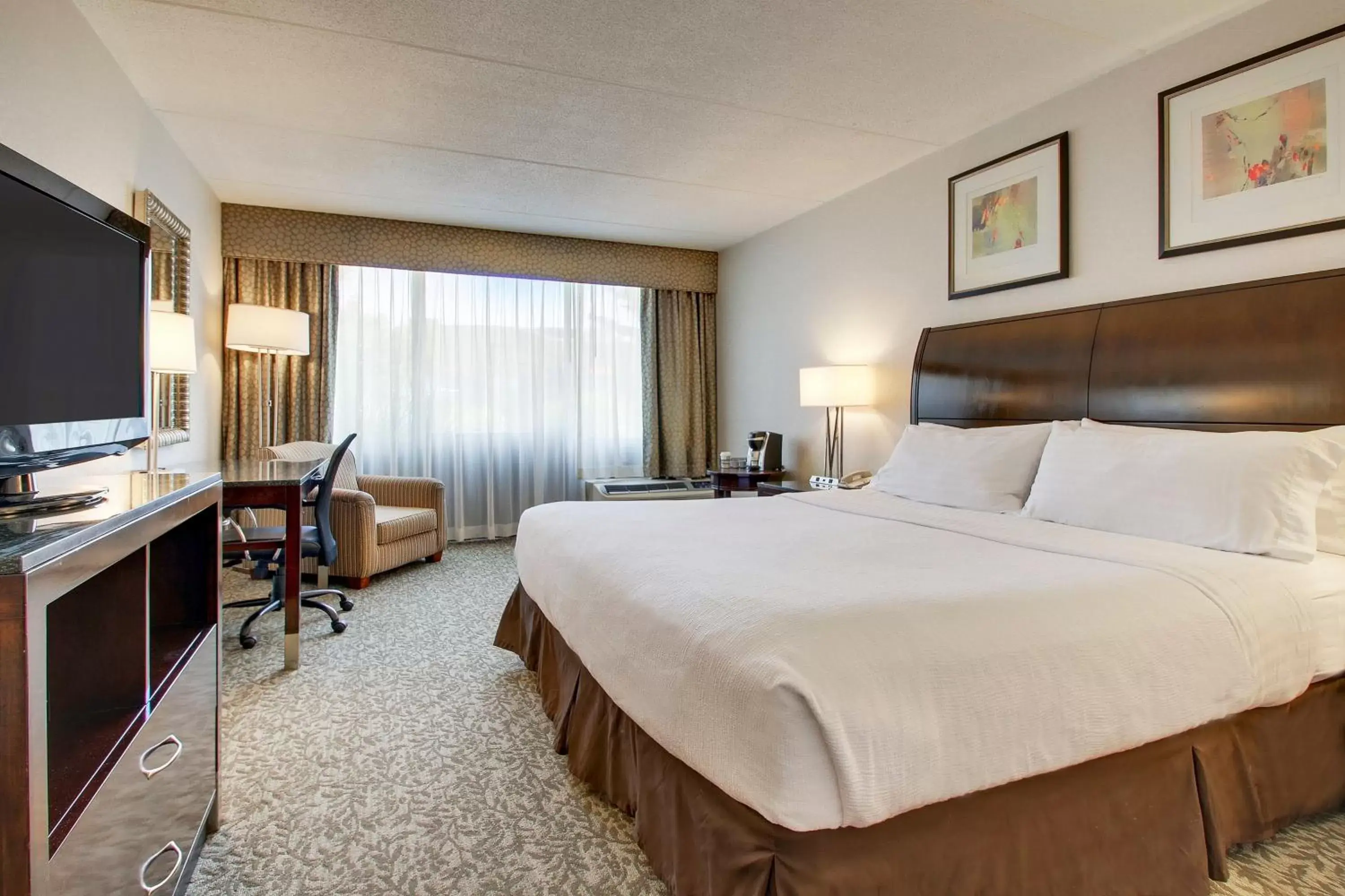 Photo of the whole room, Bed in Holiday Inn Westbury-Long Island, an IHG Hotel