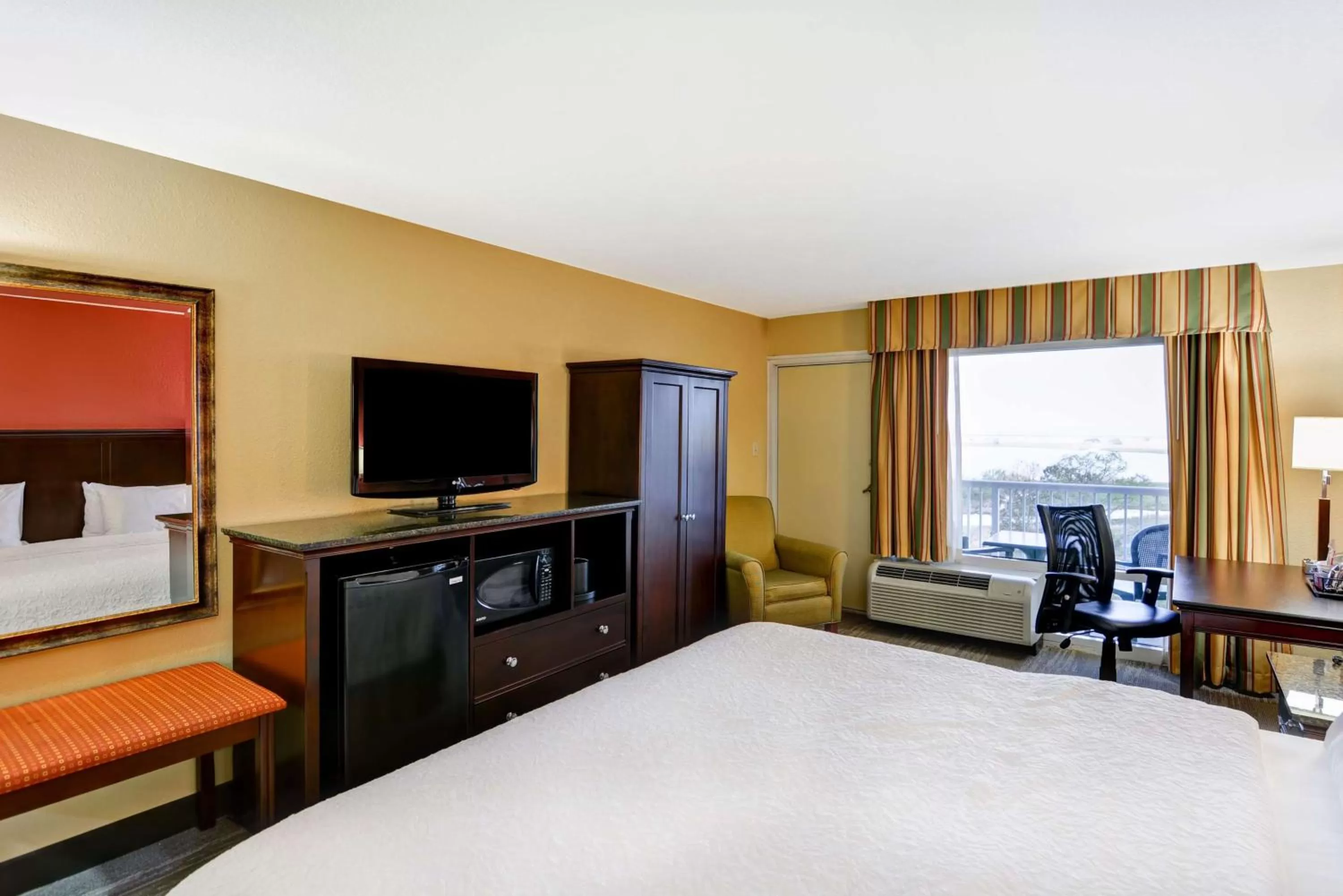 Bedroom, Bed in Hampton Inn Mobile/East Bay