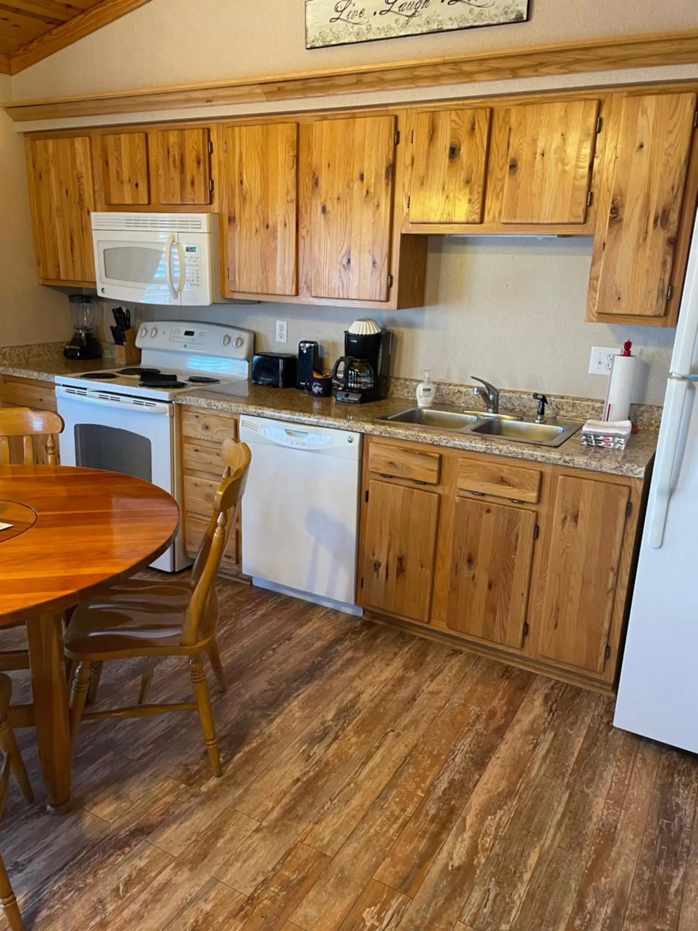 Kitchen or kitchenette, Kitchen/Kitchenette in Crown Lake Resort & RV