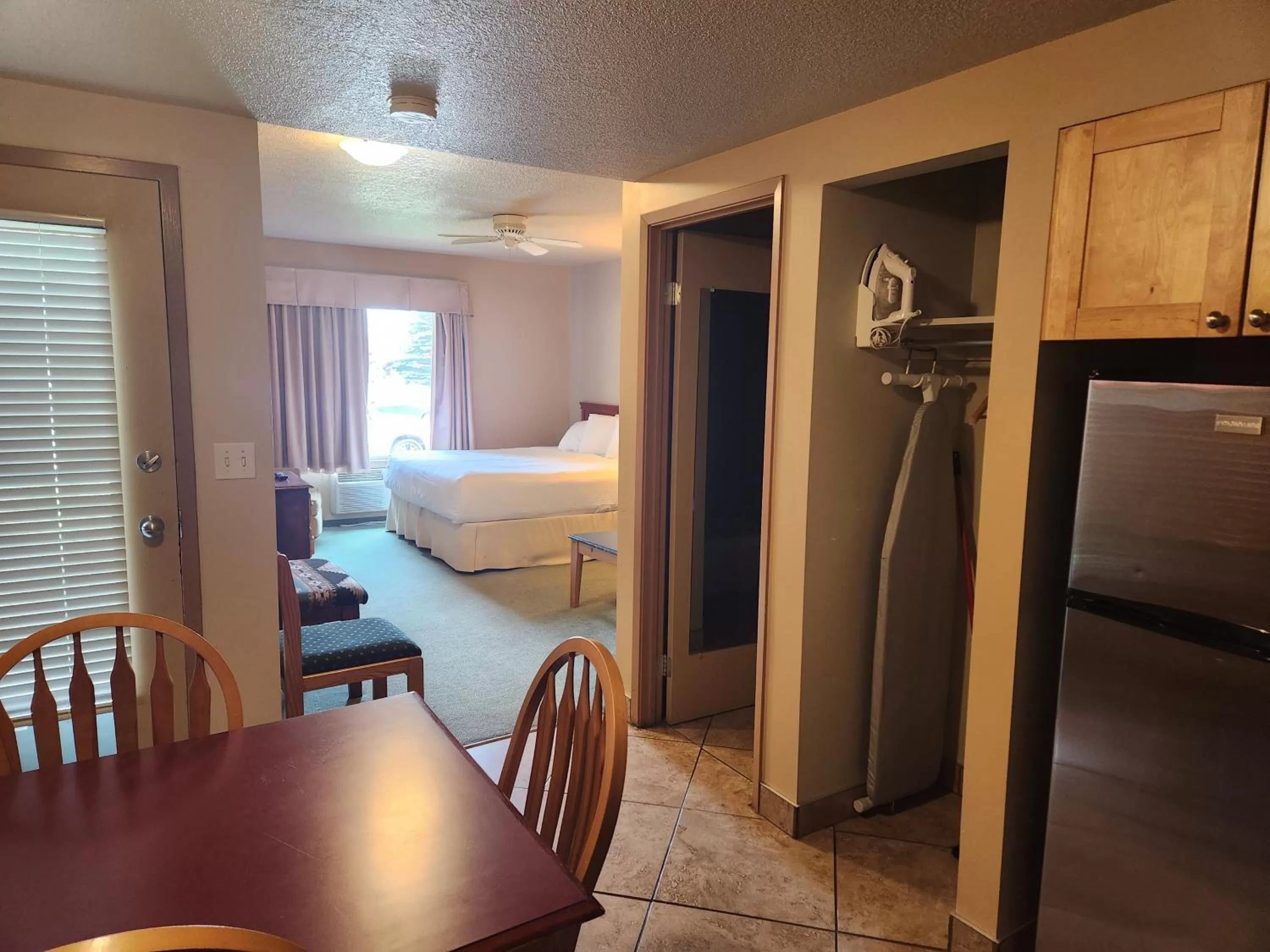 Bed in Waterton Lakes Lodge Resort