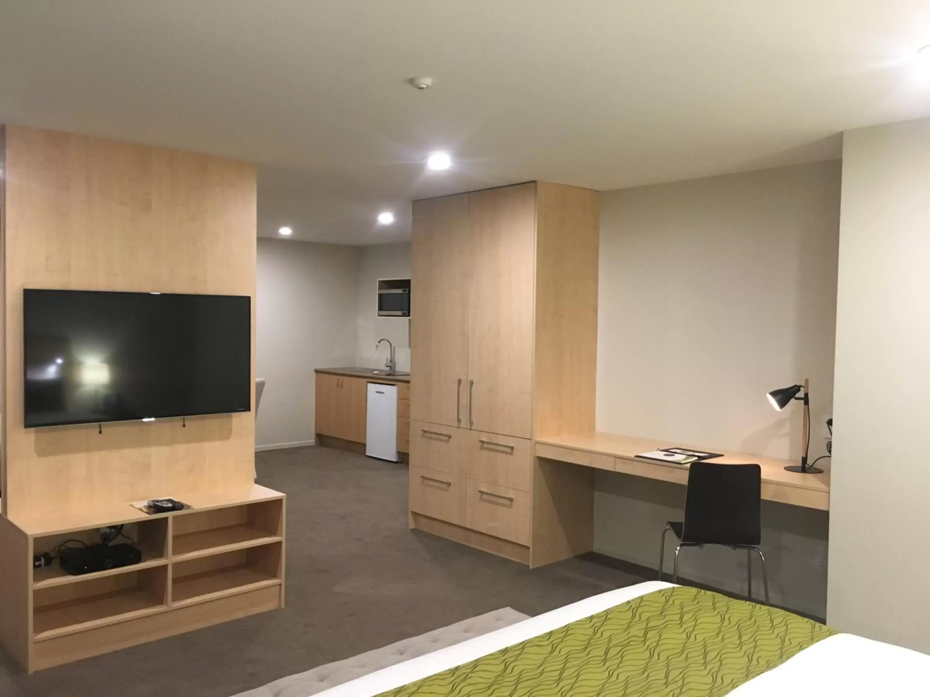 TV and multimedia, TV/Entertainment Center in Greenlane Suites