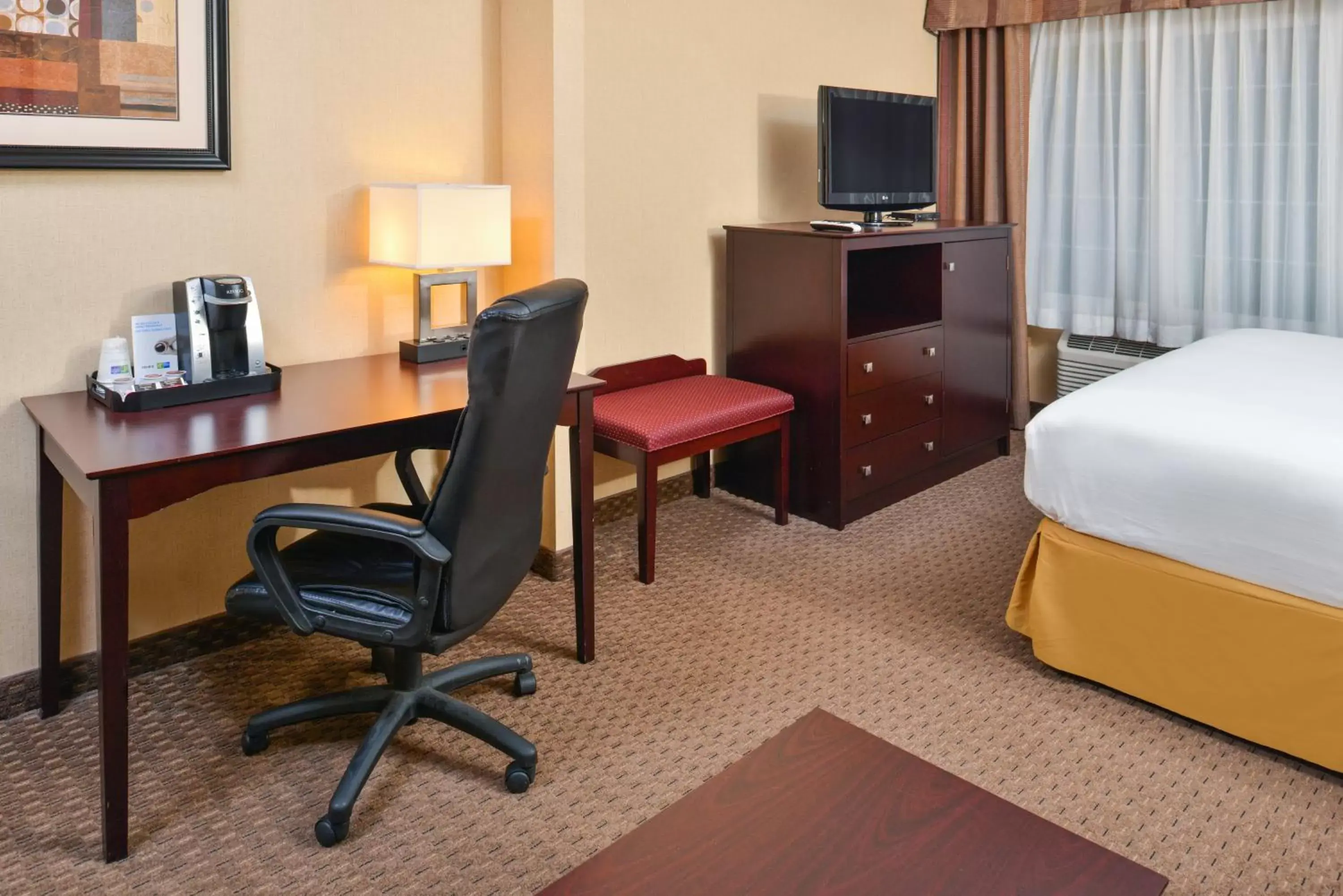 Photo of the whole room, TV/Entertainment Center in Holiday Inn Express Hotel & Suites Portland - Jantzen Beach, an IHG Hotel