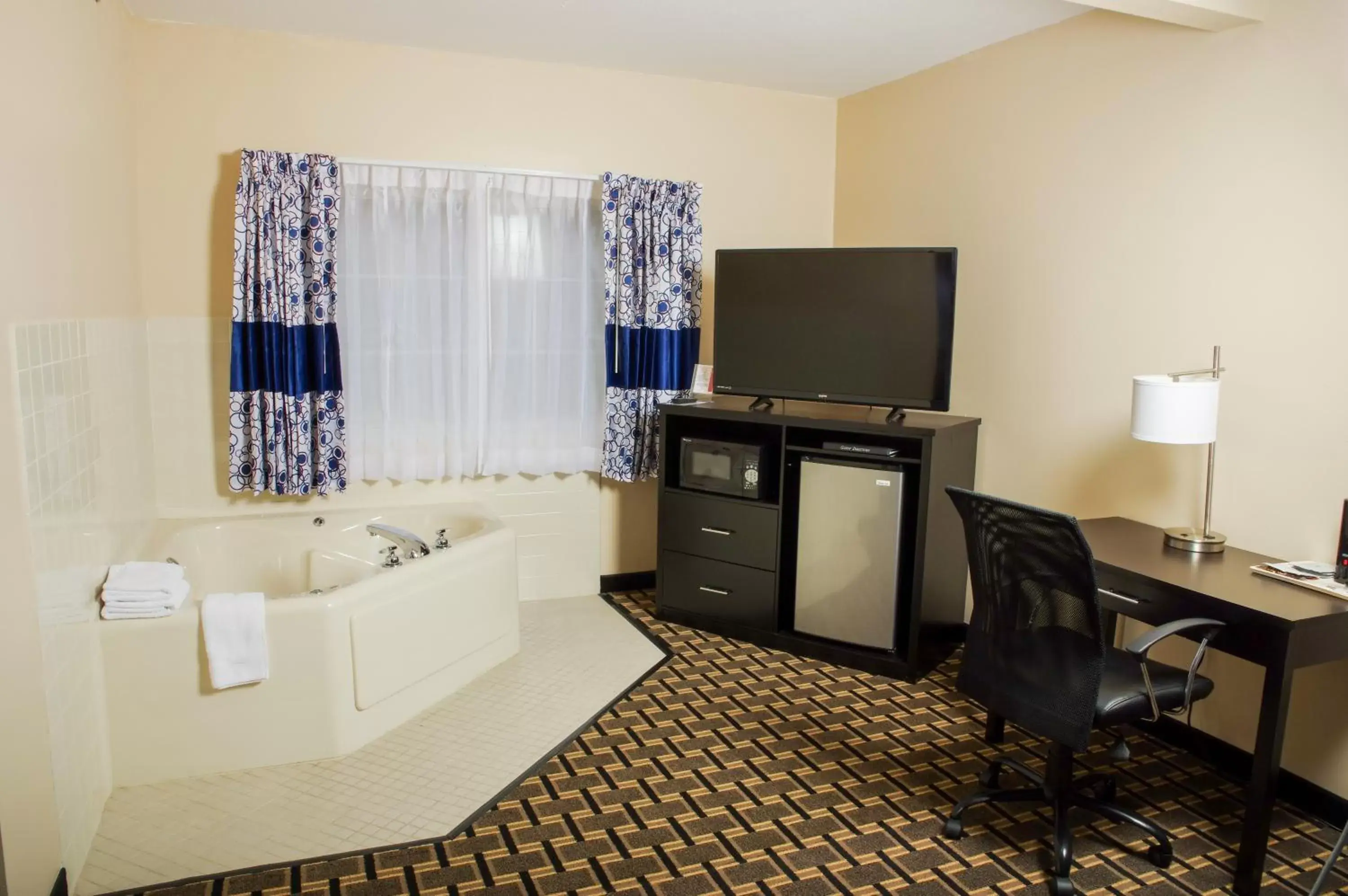 TV/Entertainment Center in DUTCH INN AND SUITES