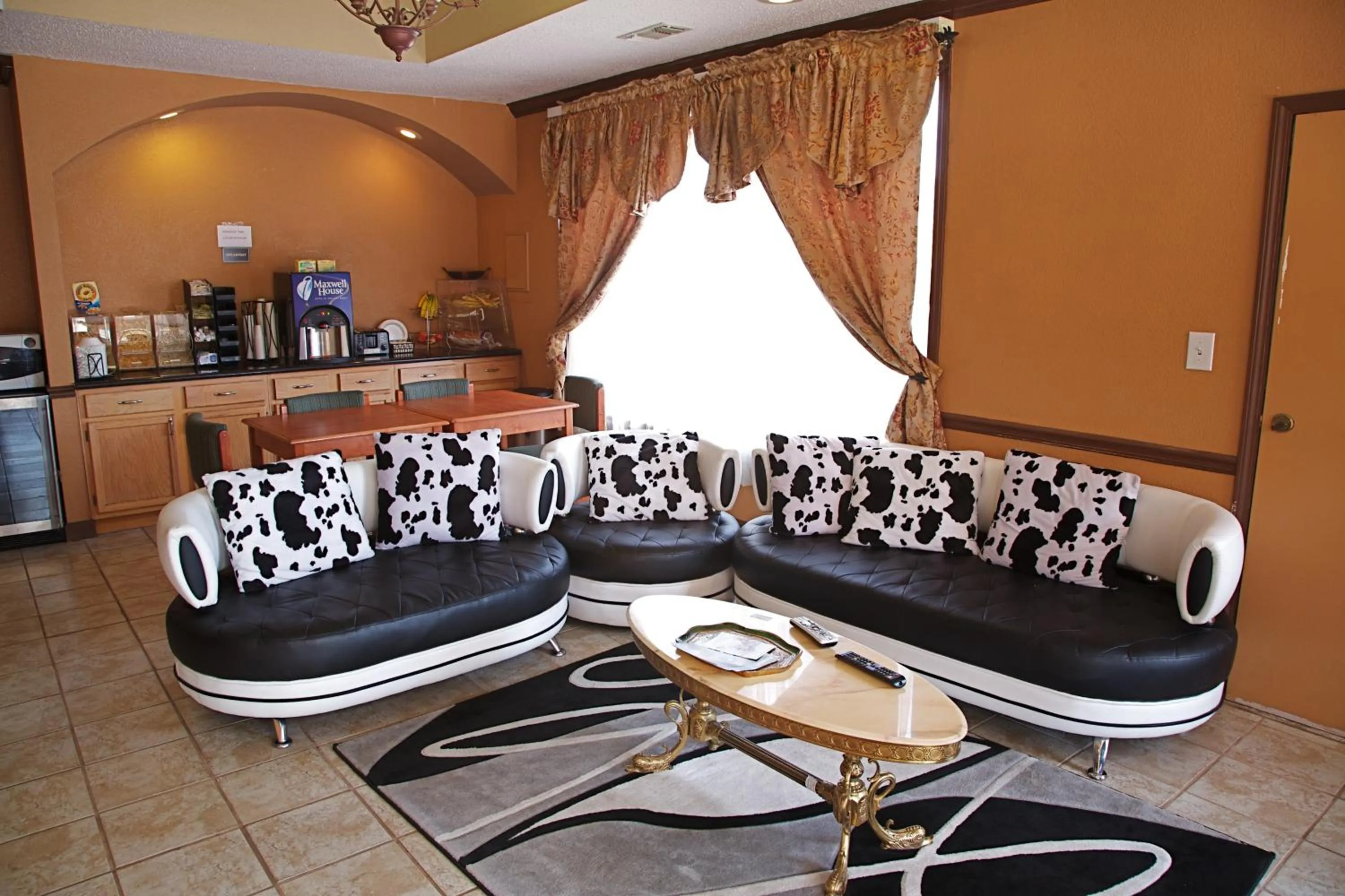 Communal lounge/ TV room in Coach Light Inn