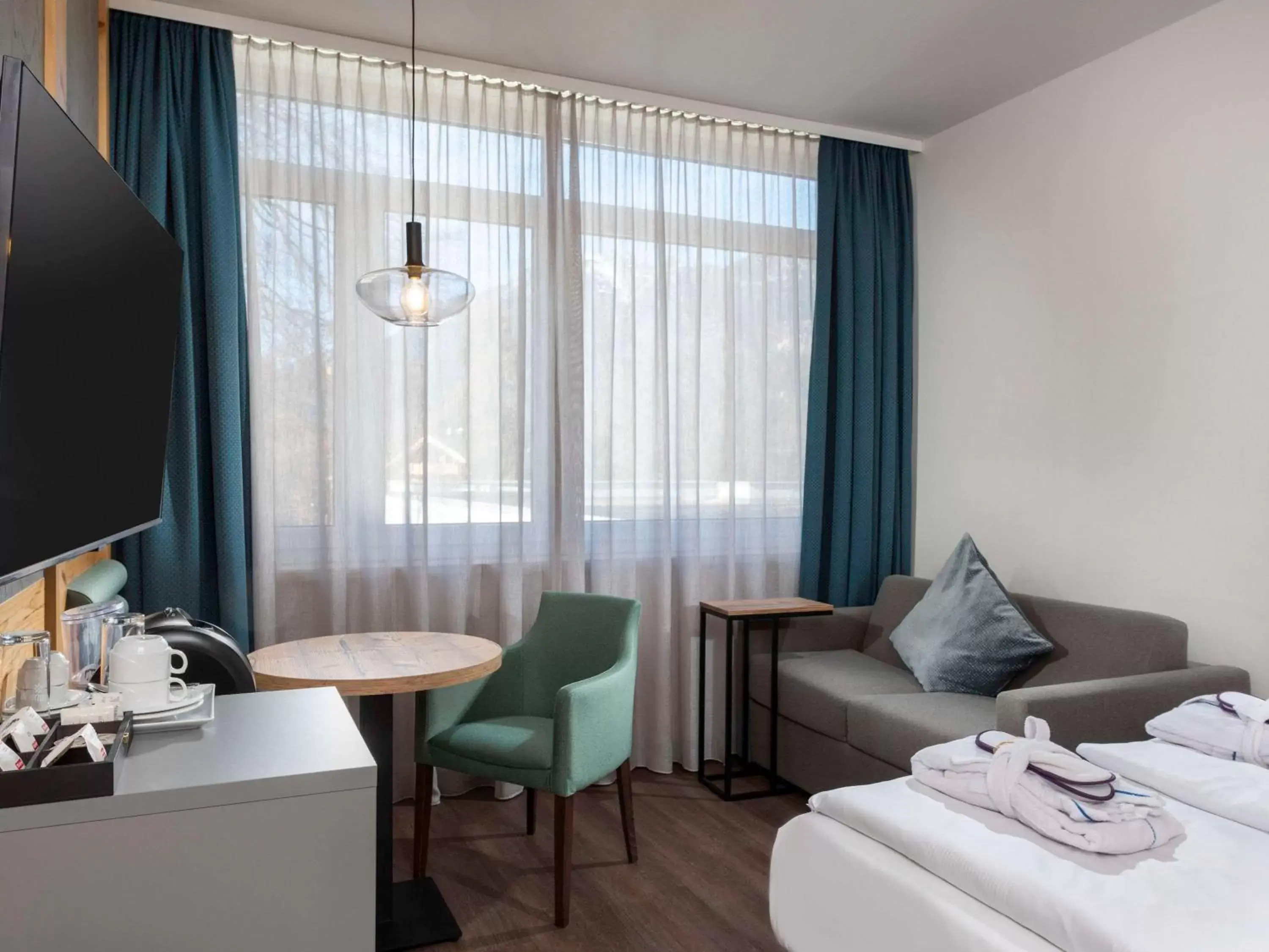 Bedroom, Seating Area in Mercure Hotel Garmisch Partenkirchen