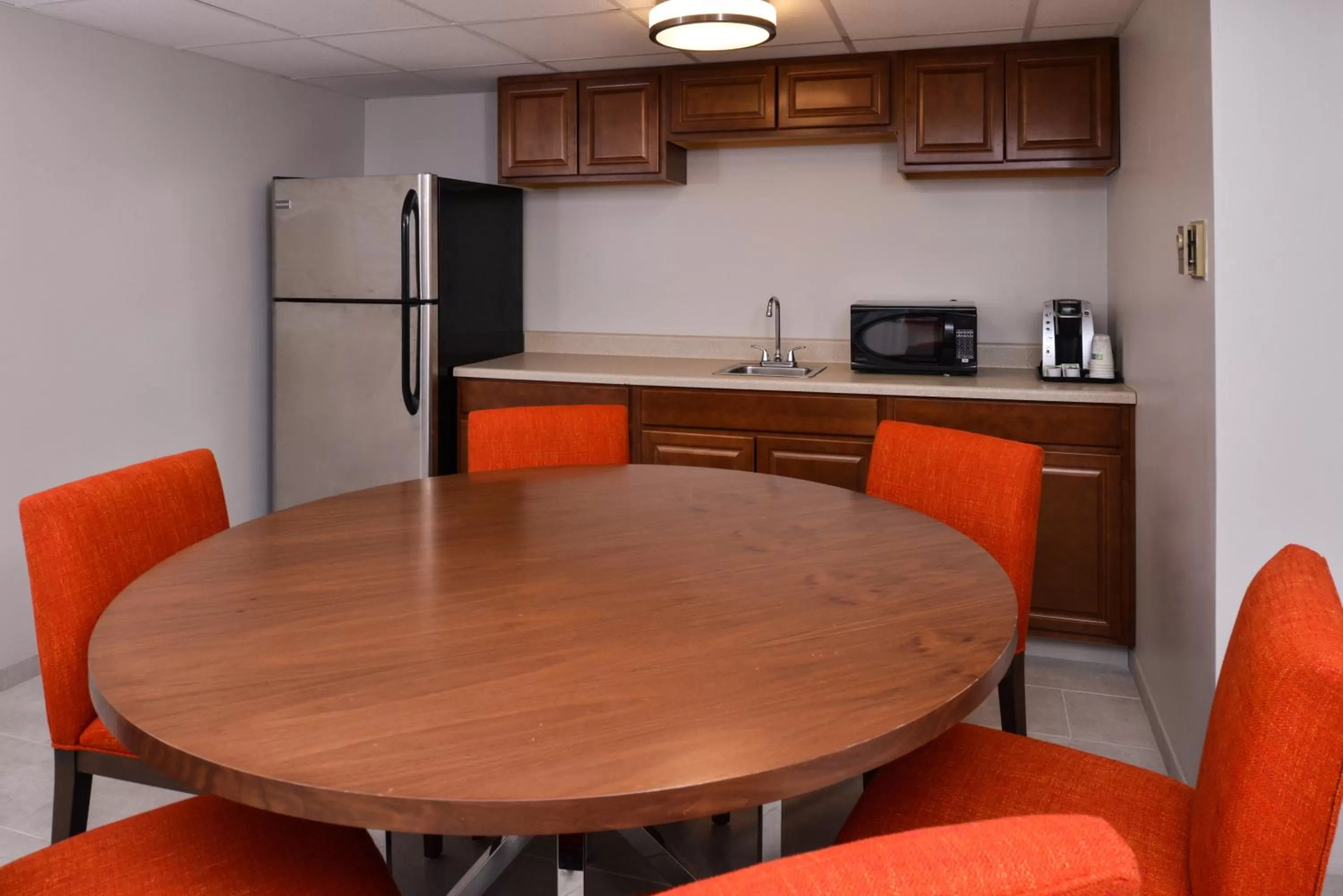 Photo of the whole room in Holiday Inn Express & Suites Springfield by IHG