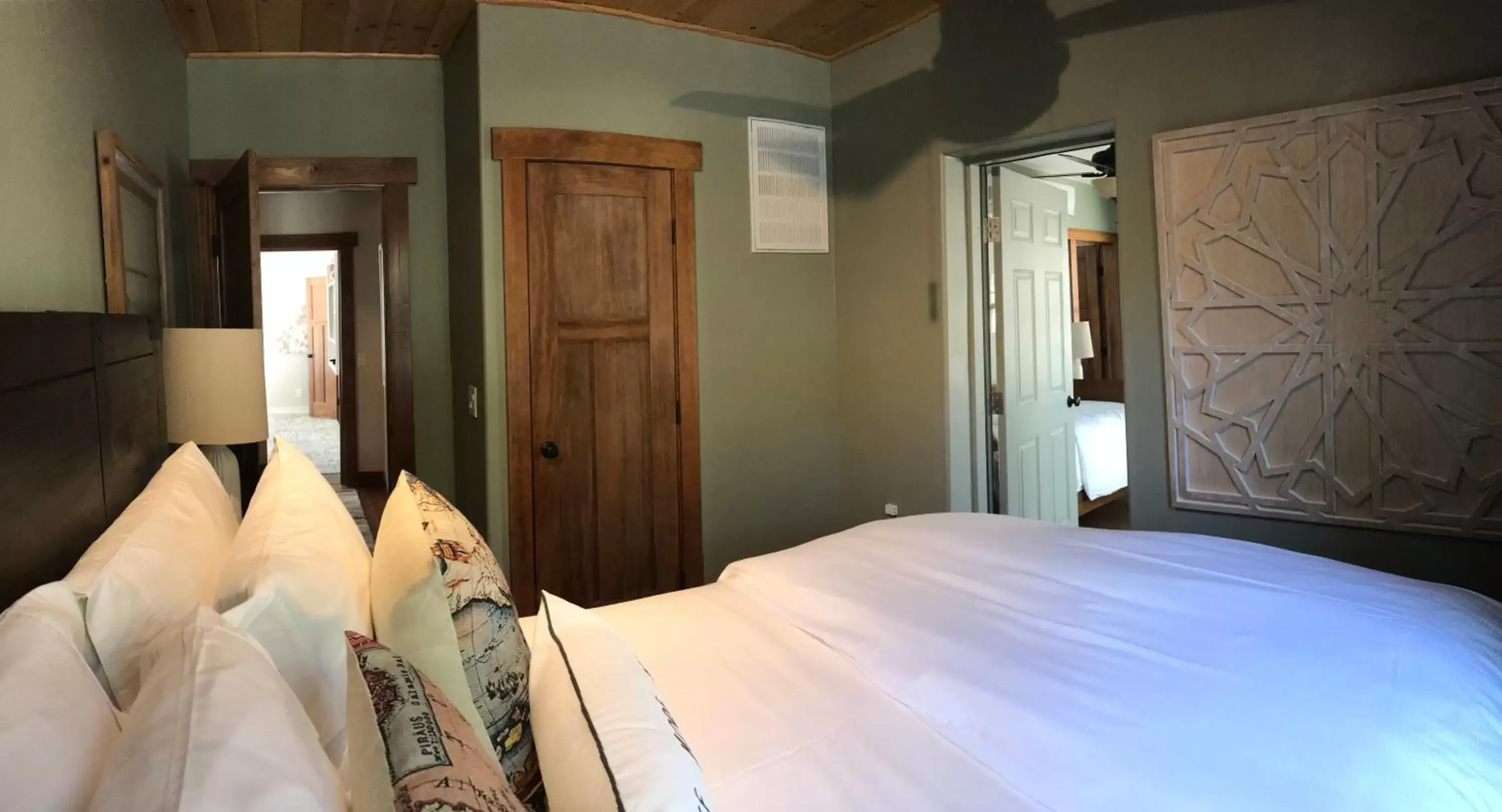 Bedroom, Bed in The Grand Idyllwild Lodge