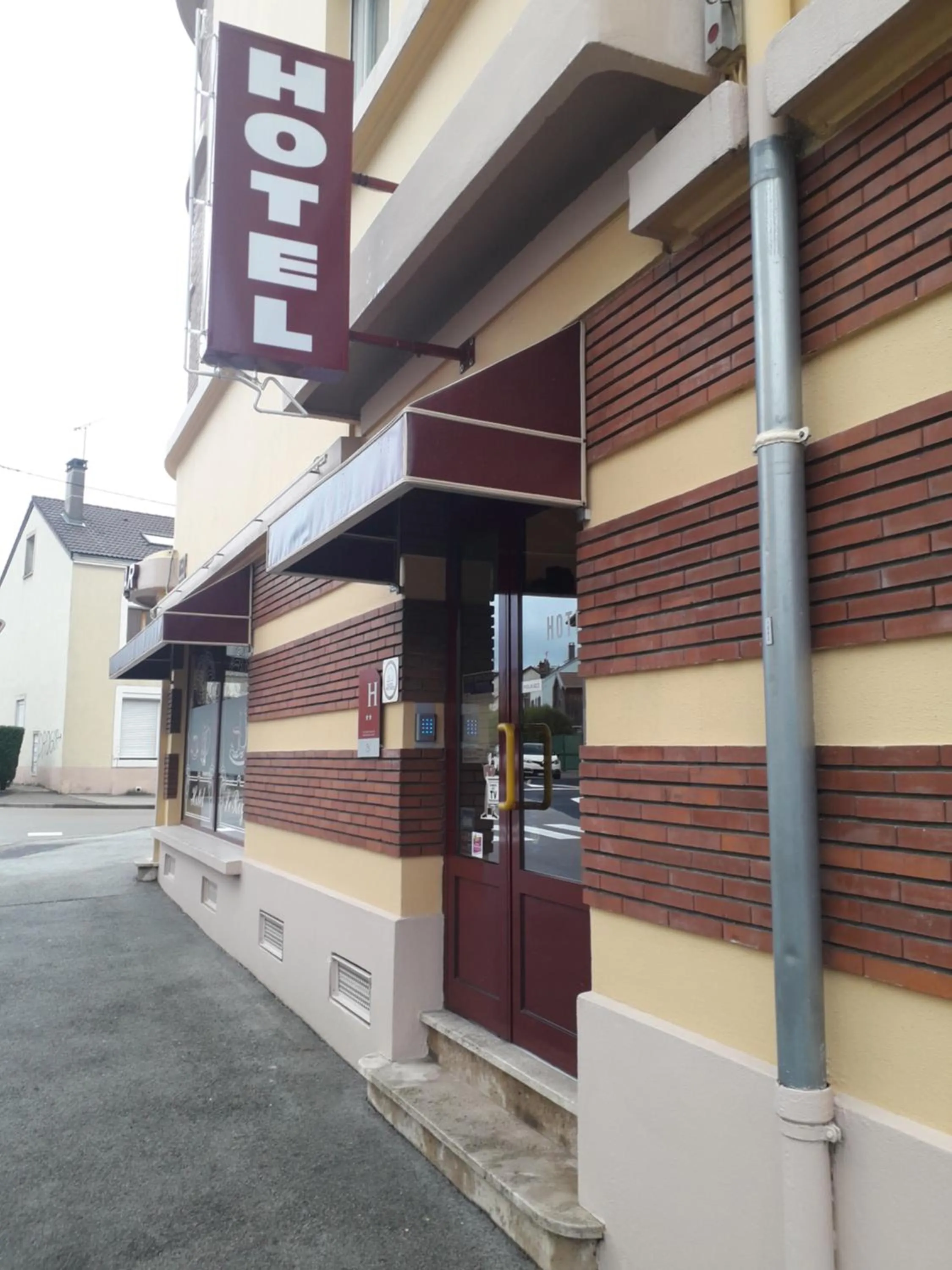 Property logo or sign in Le ROYAL