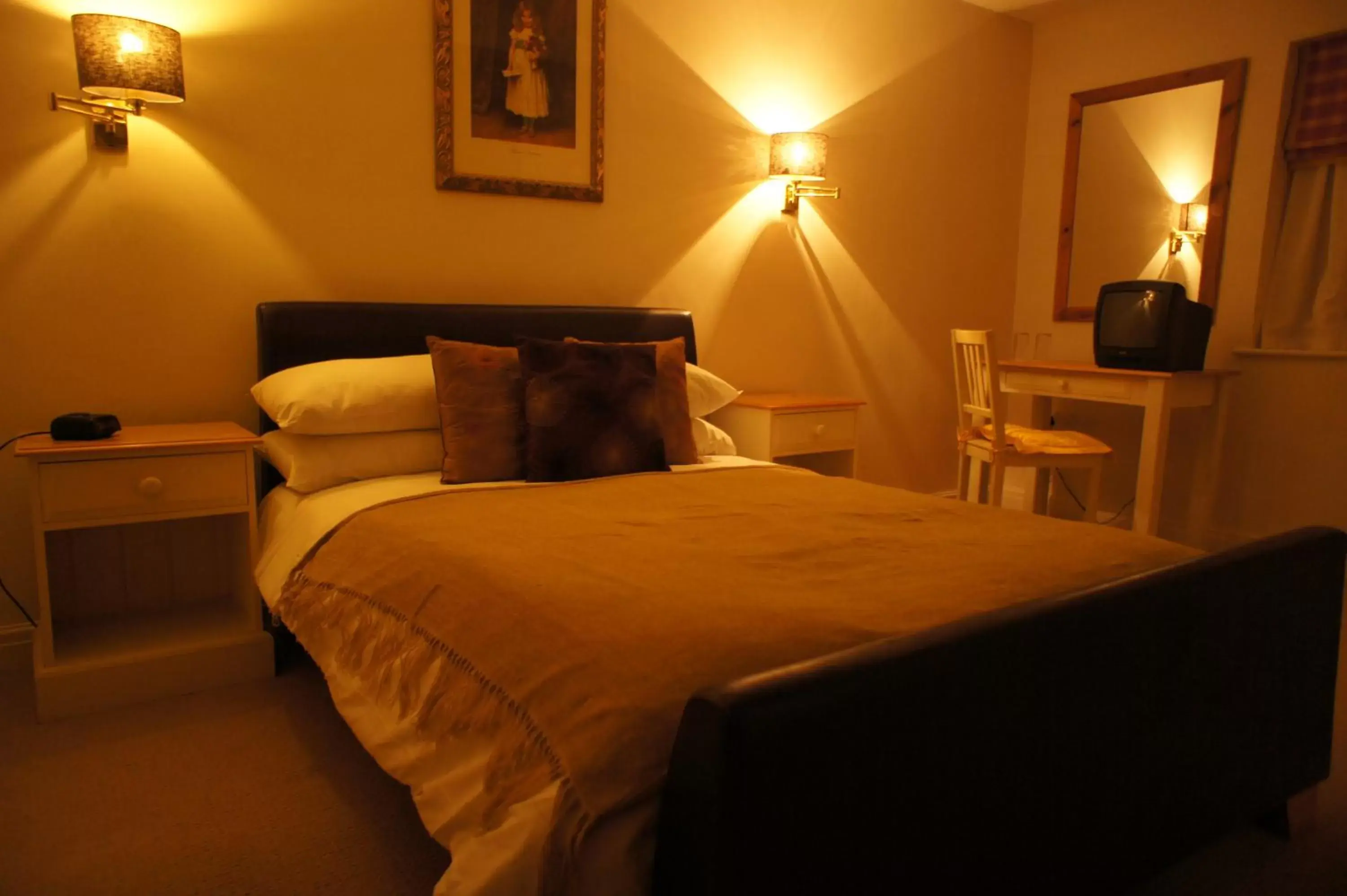 Photo of the whole room, Bed in The Fairfax Arms