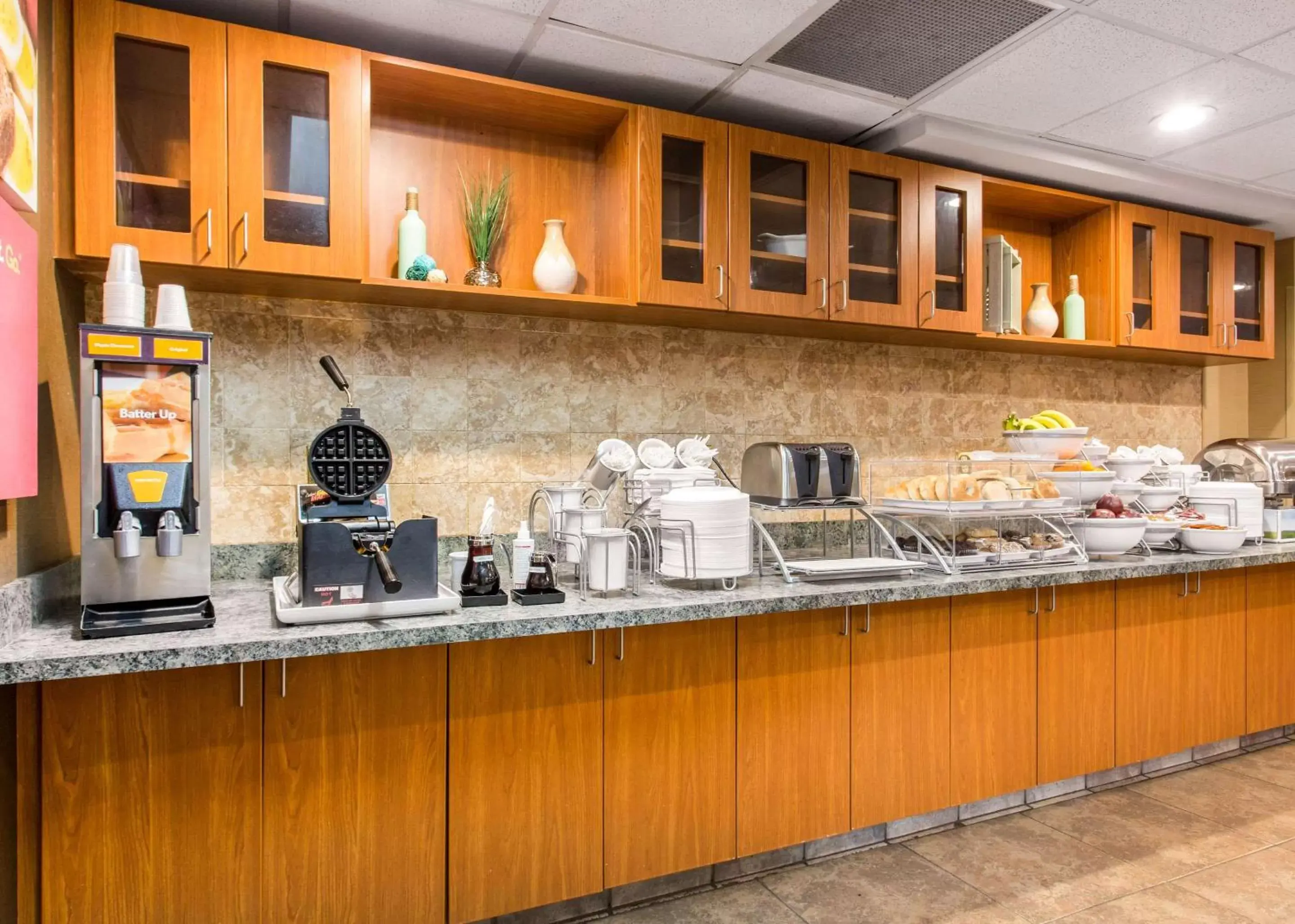 Restaurant/places to eat, Kitchen/Kitchenette in Comfort Suites Wilmington near Downtown
