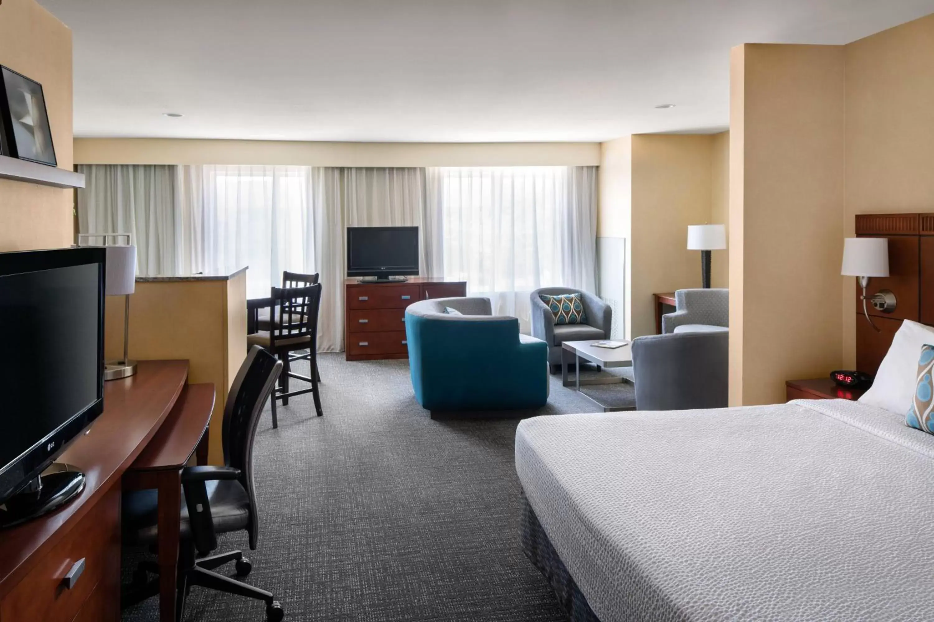 Photo of the whole room, Seating Area in Courtyard by Marriott Sacramento Cal Expo