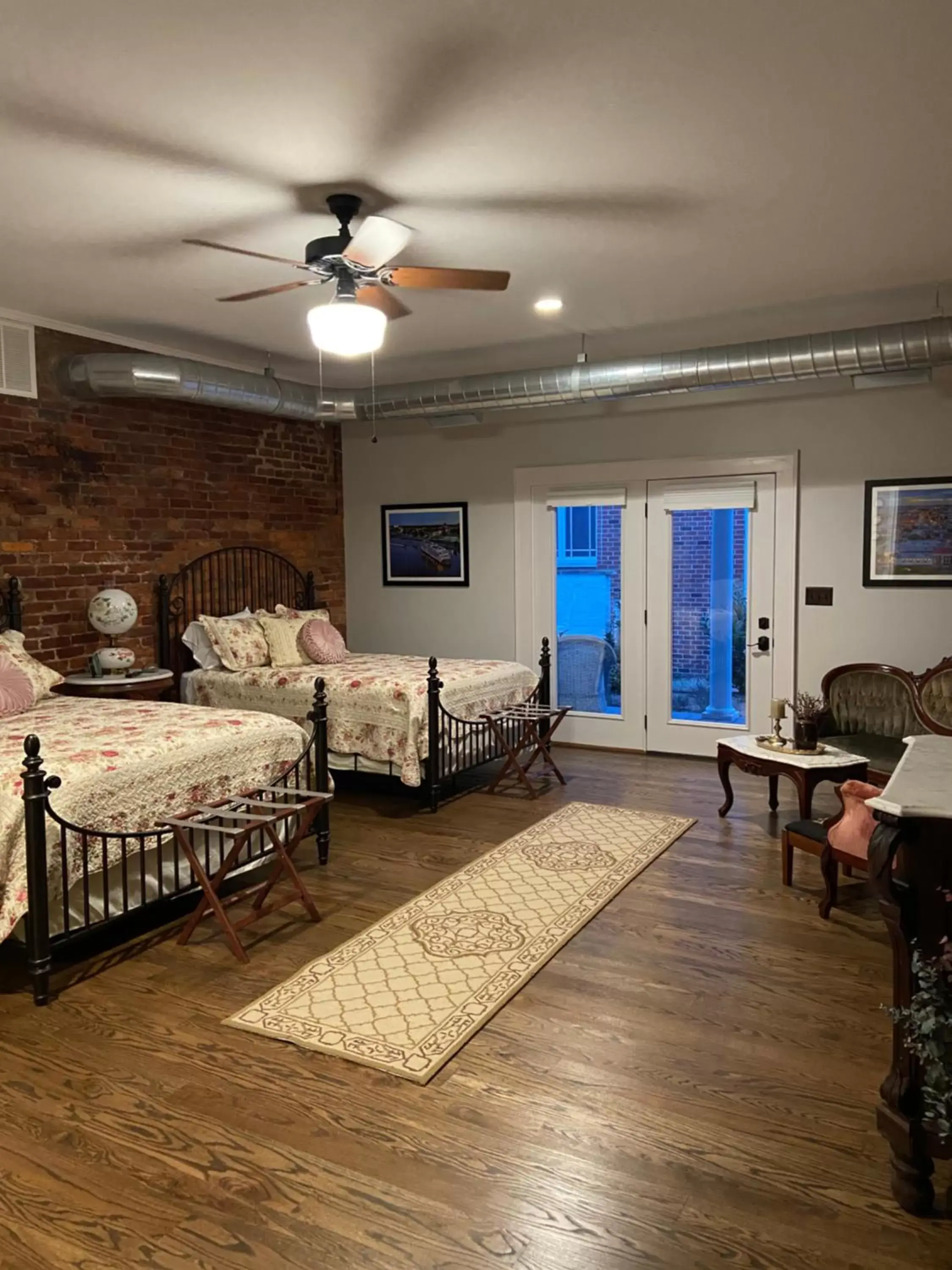 Seating Area in Belle Louise Historic Bed & Breakfast