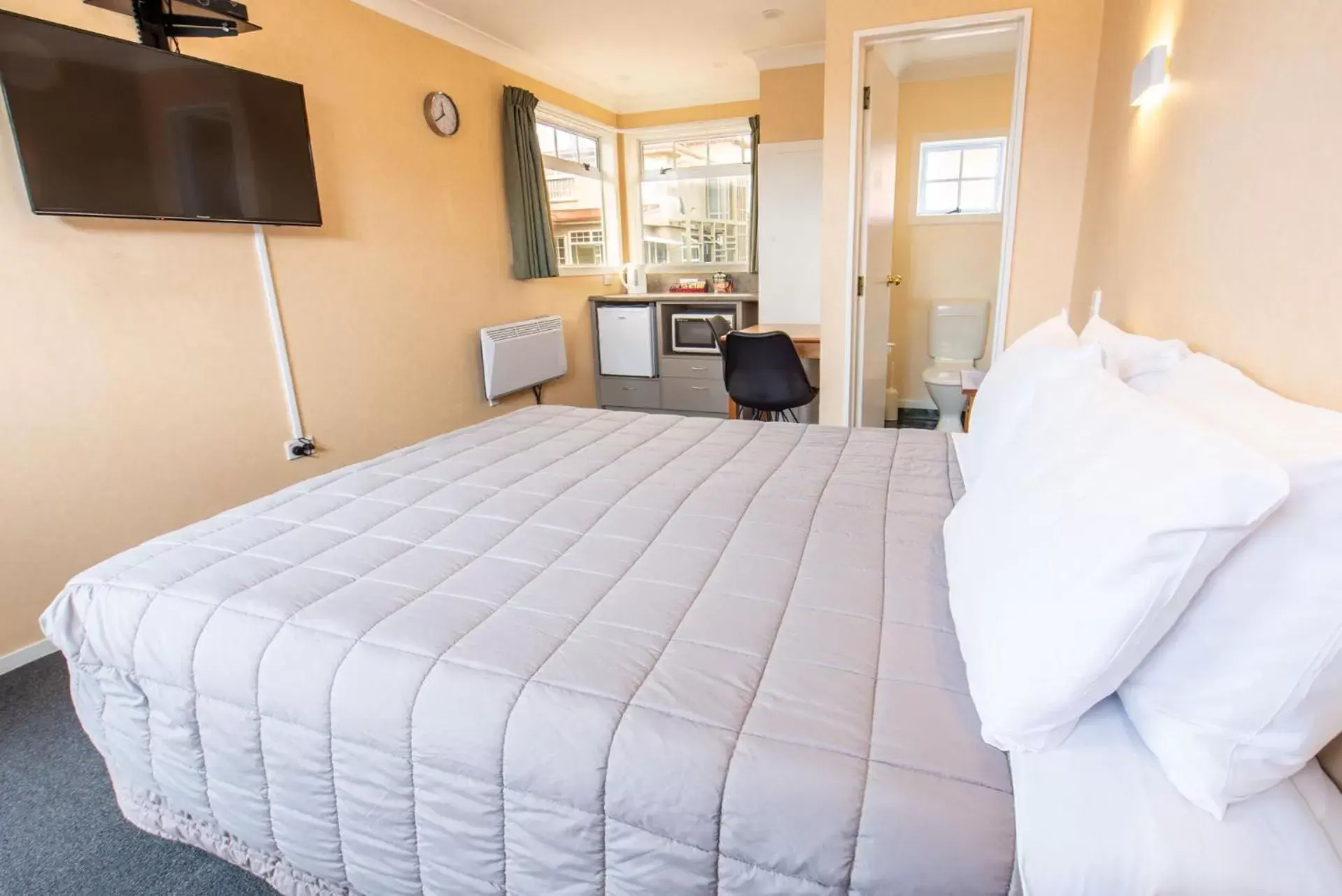 Bedroom, Bed in Tower Lodge Motel