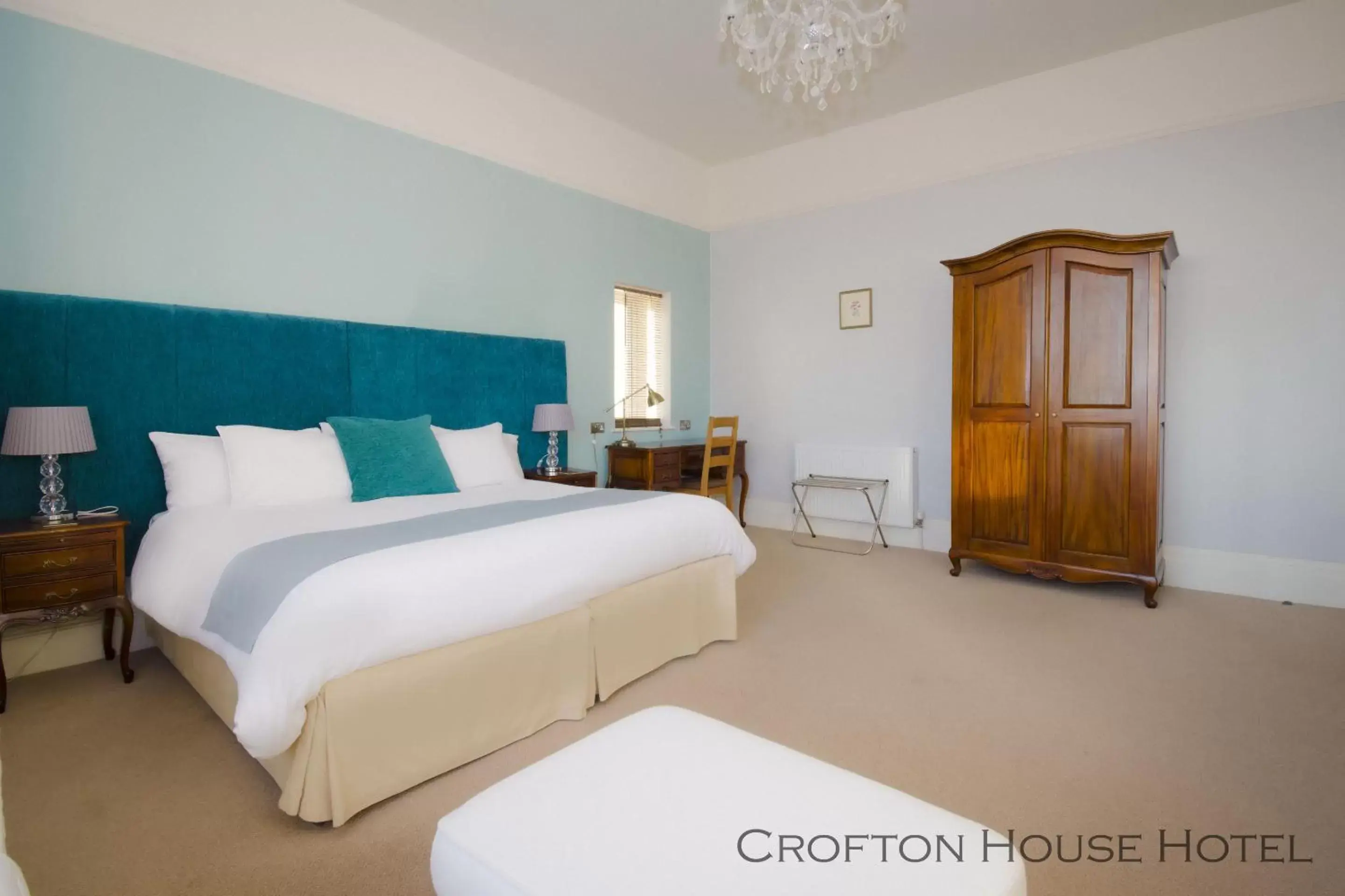 Deluxe Suite in Crofton House Hotel