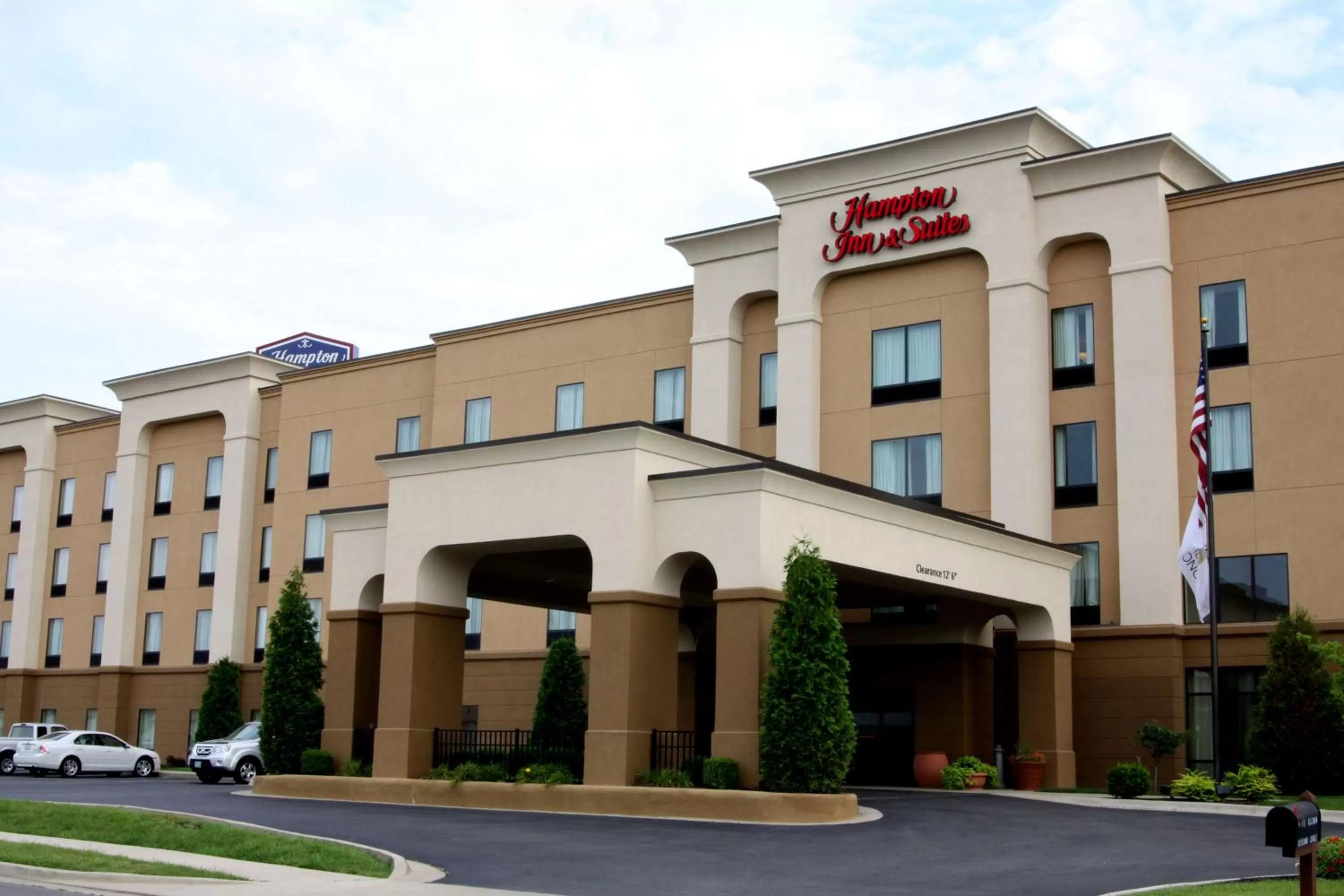 Property building in Hampton Inn & Suites Paducah