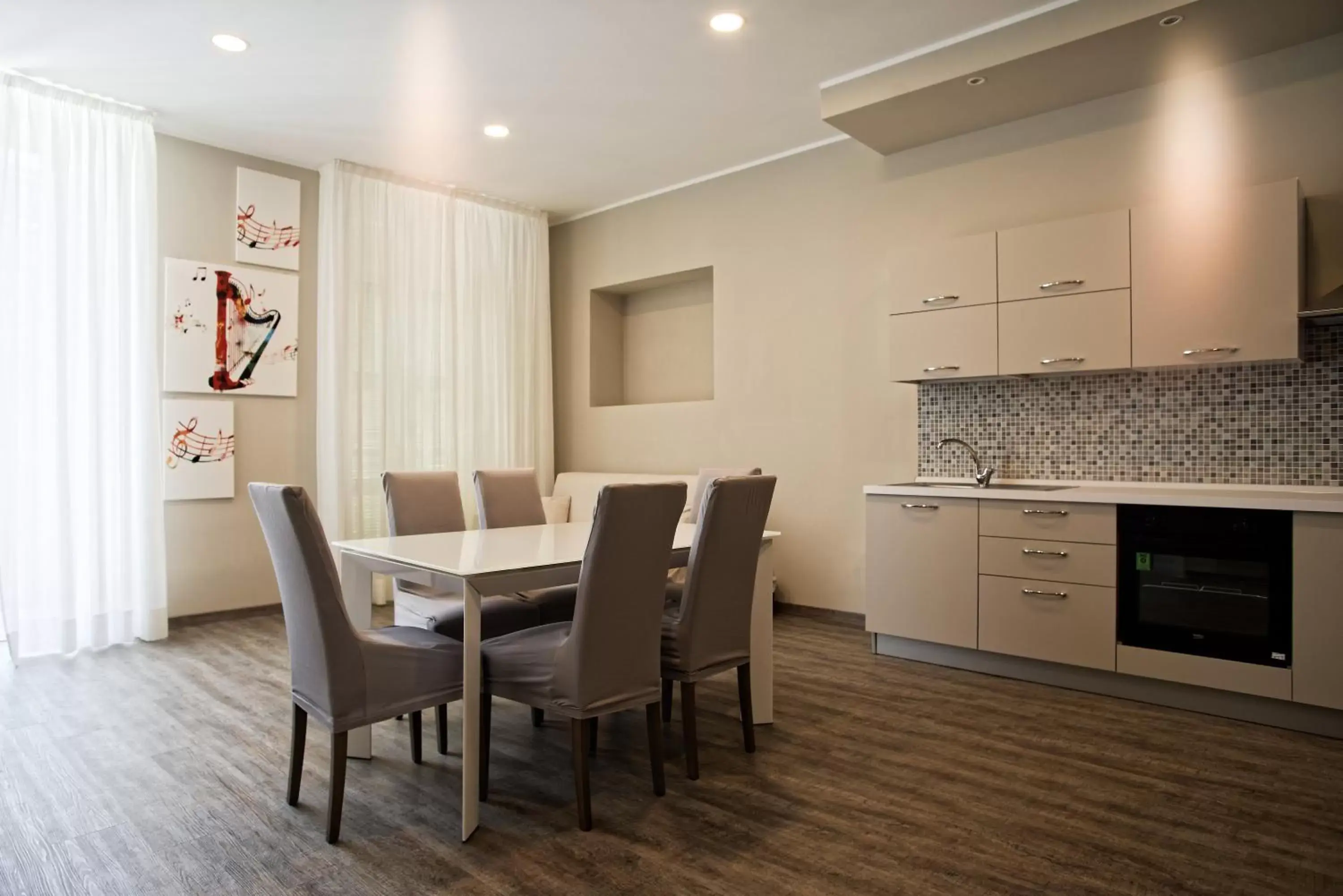 Kitchen or kitchenette, Dining Area in Hotel Alexander & Spa