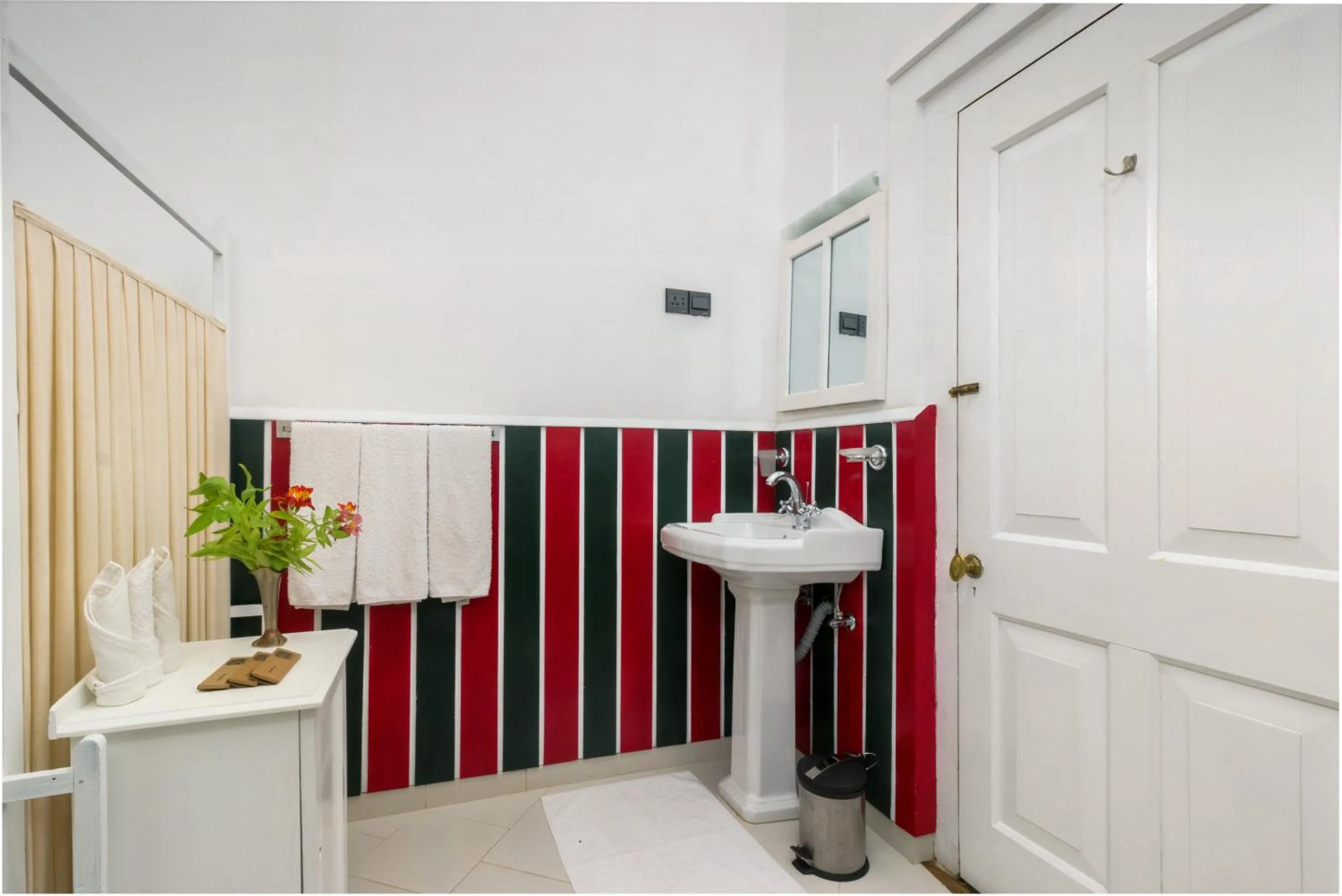 Shower in Scottish Planter Bungalow- Thema Collection