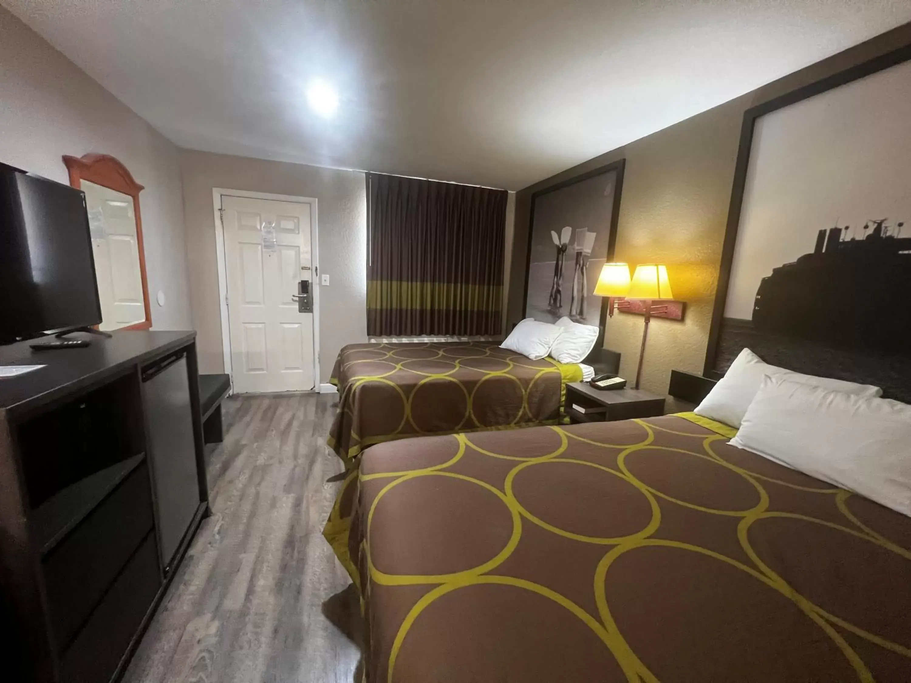 Photo of the whole room, Bed in Super 8 by Wyndham La Marque TX/Texas City Area