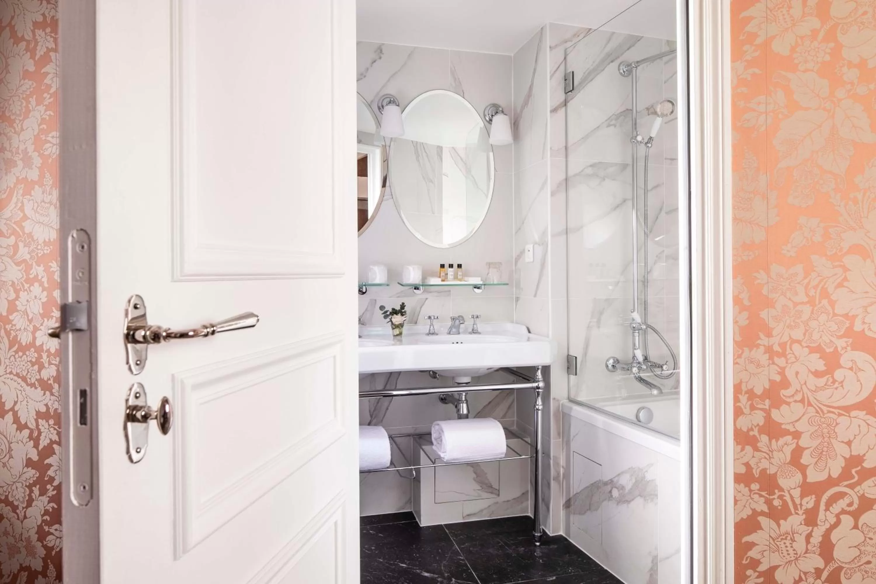 Toilet in Odeon Hotel