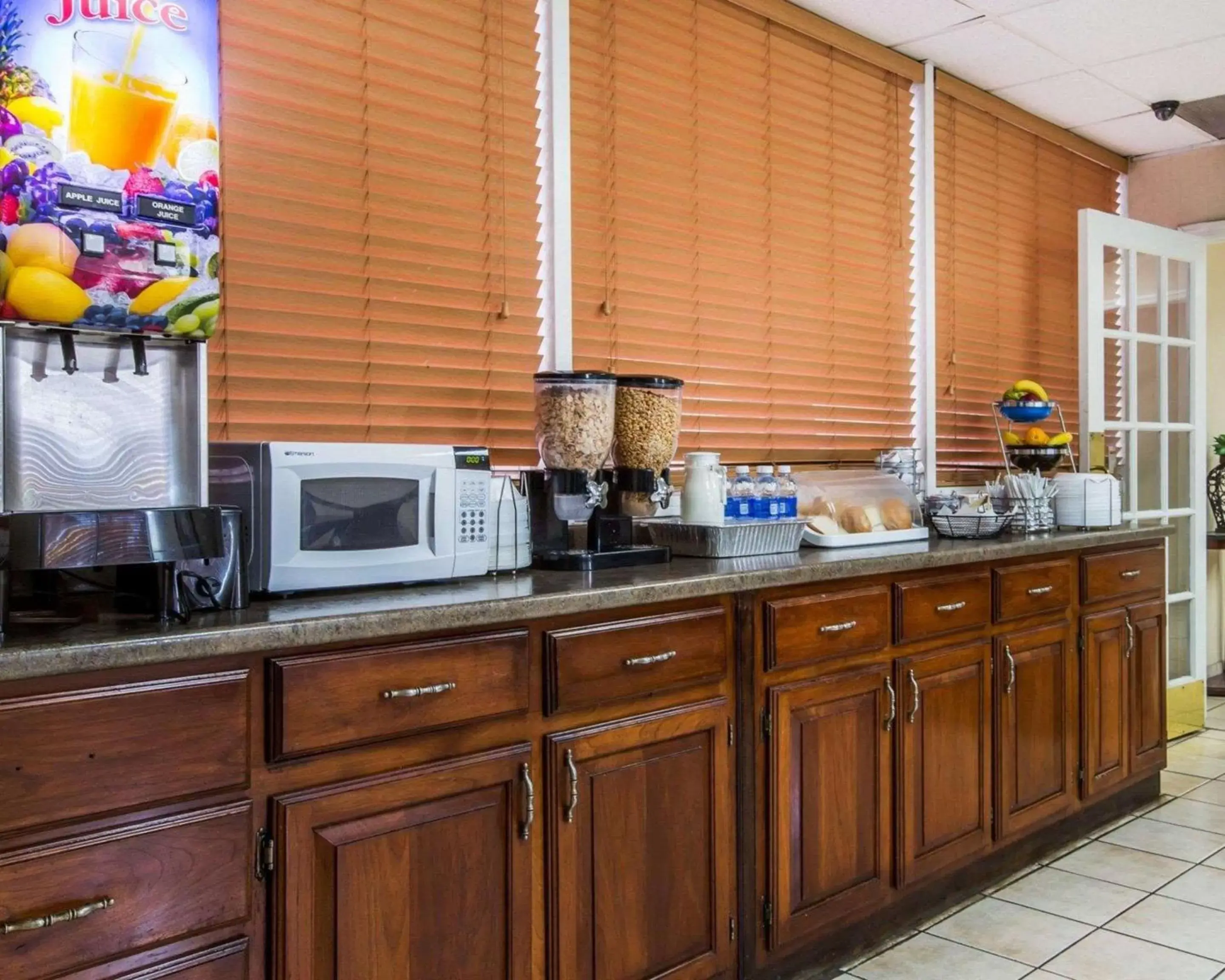 Restaurant/places to eat, Kitchen/Kitchenette in Econo Lodge Airport