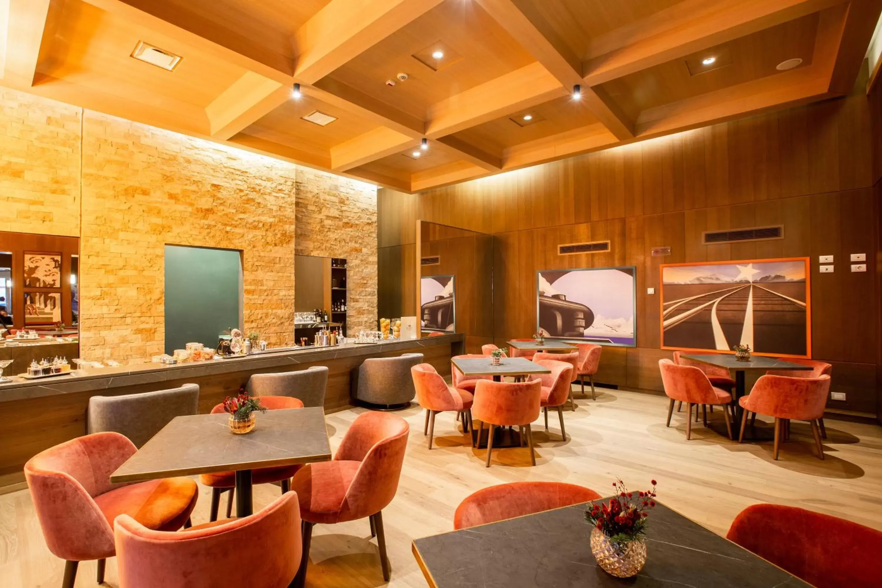 Lounge or bar, Restaurant/Places to Eat in Grand Hotel Savoia Cortina d'Ampezzo, A Radisson Collection Hotel