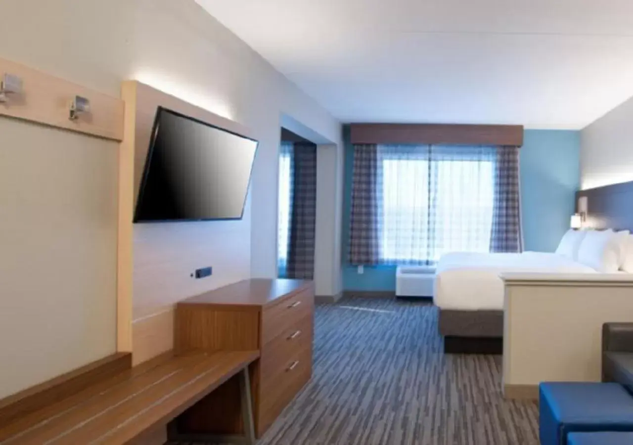 Photo of the whole room, TV/Entertainment Center in Holiday Inn Express Quantico - Stafford, an IHG Hotel