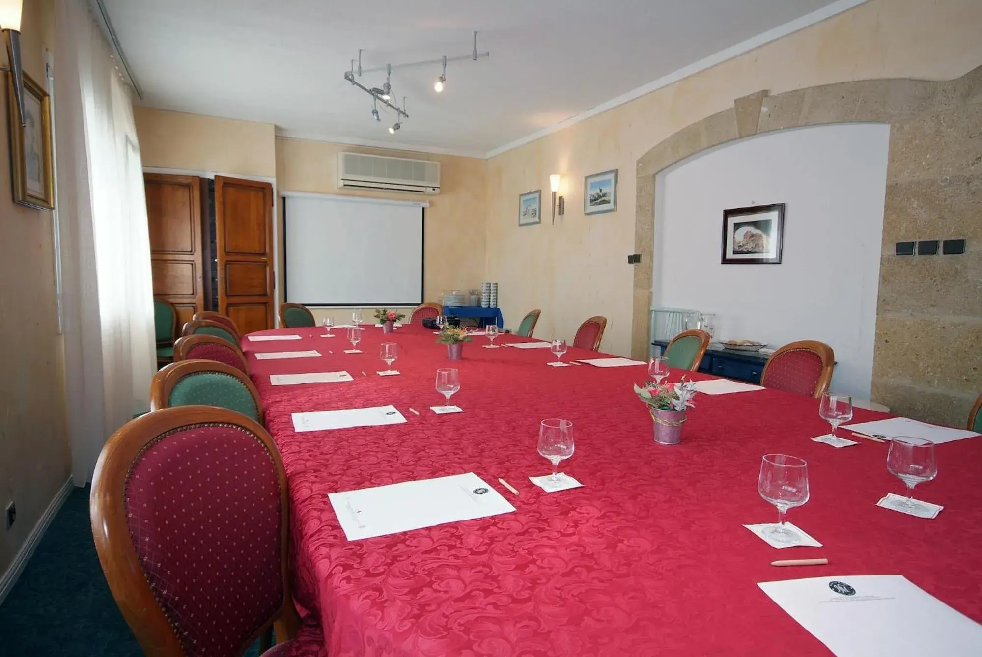 Business facilities in Cit'Hotel Le Mirage