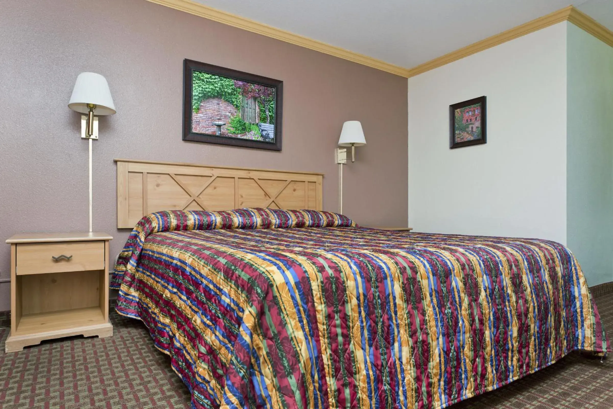 Bedroom, Bed in National 9 Inn - Placerville