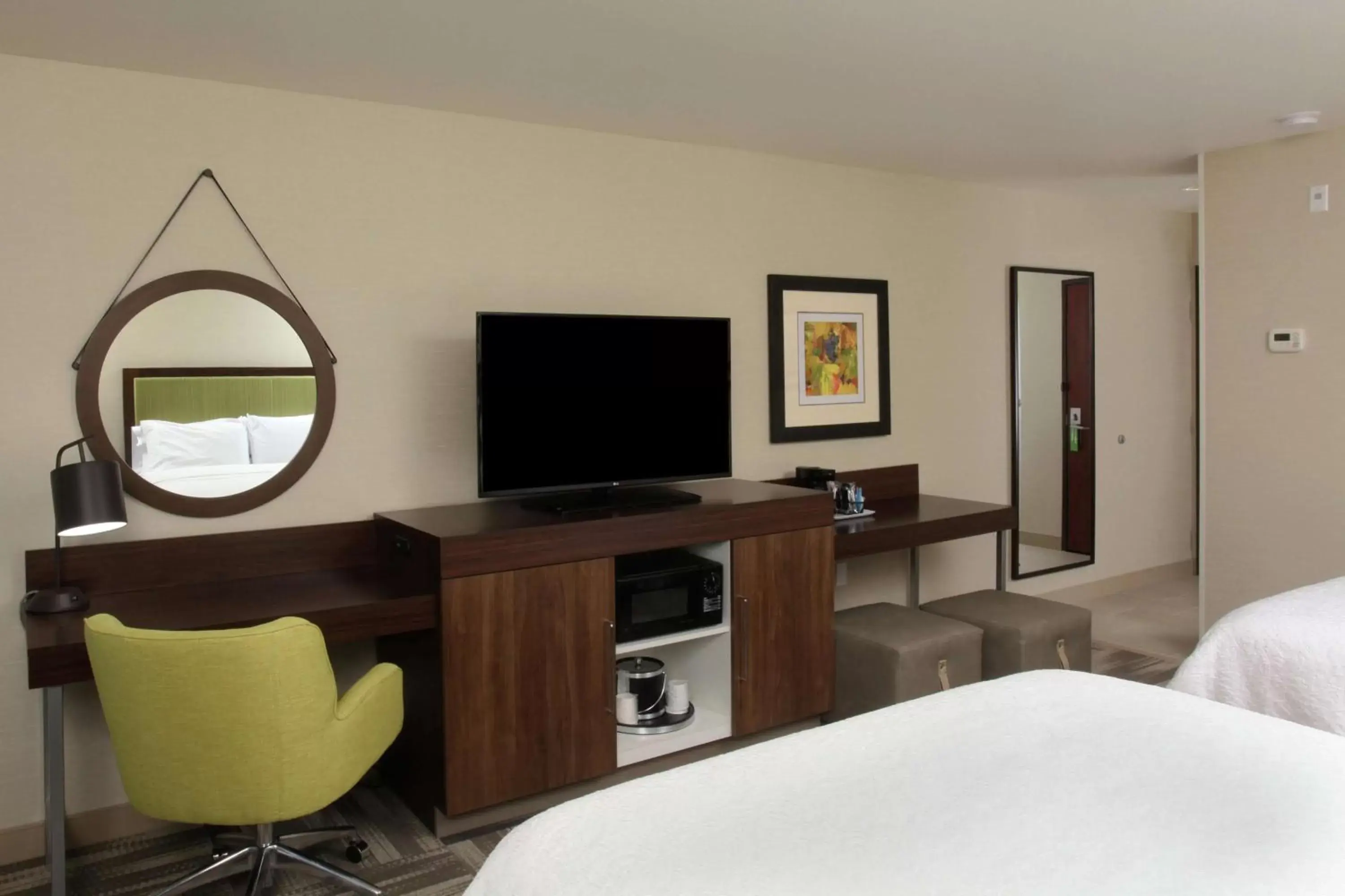 Bedroom, TV/Entertainment Center in Hampton Inn Richland-Tri Cities