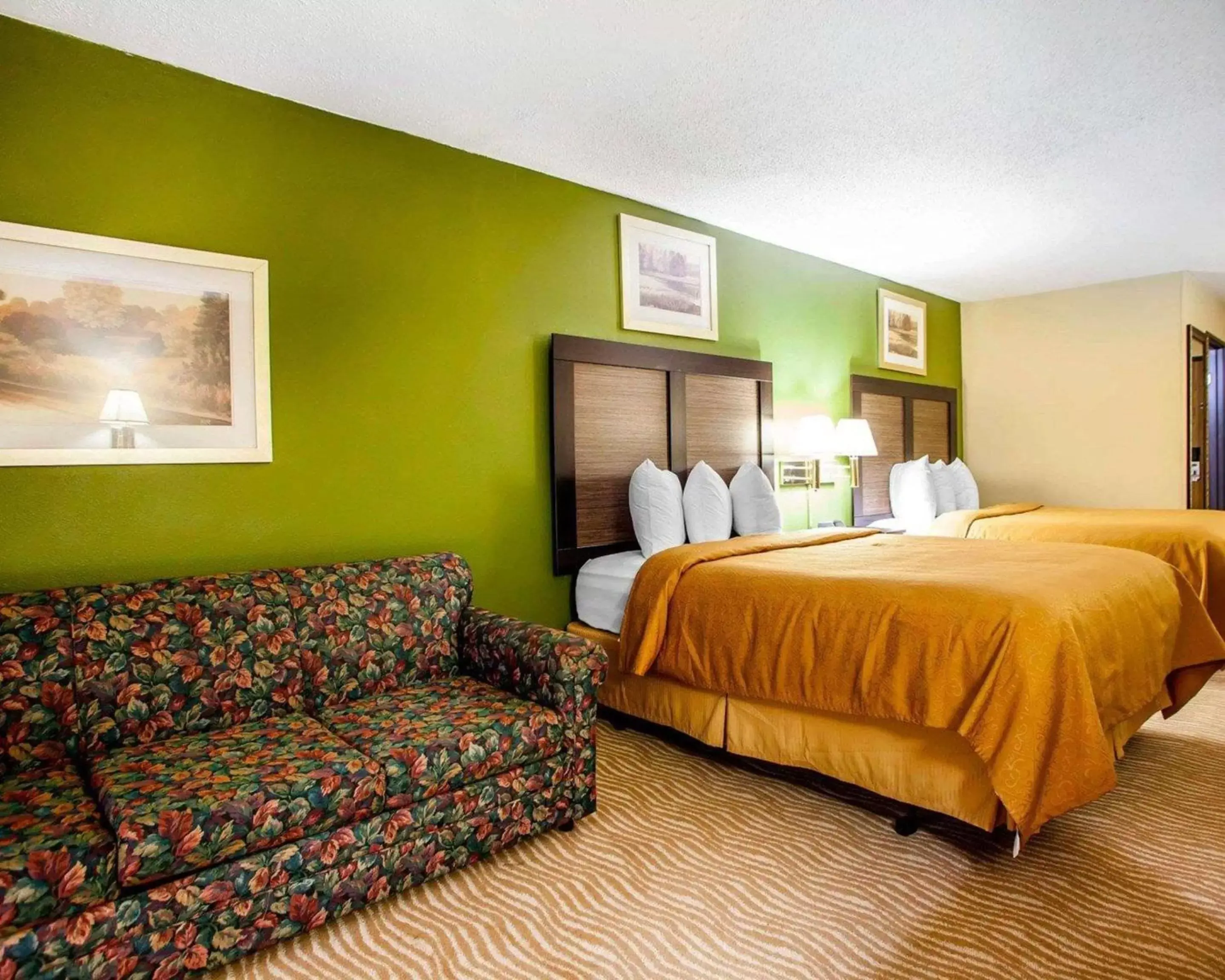 Photo of the whole room, Bed in Quality Inn & Suites Champaign