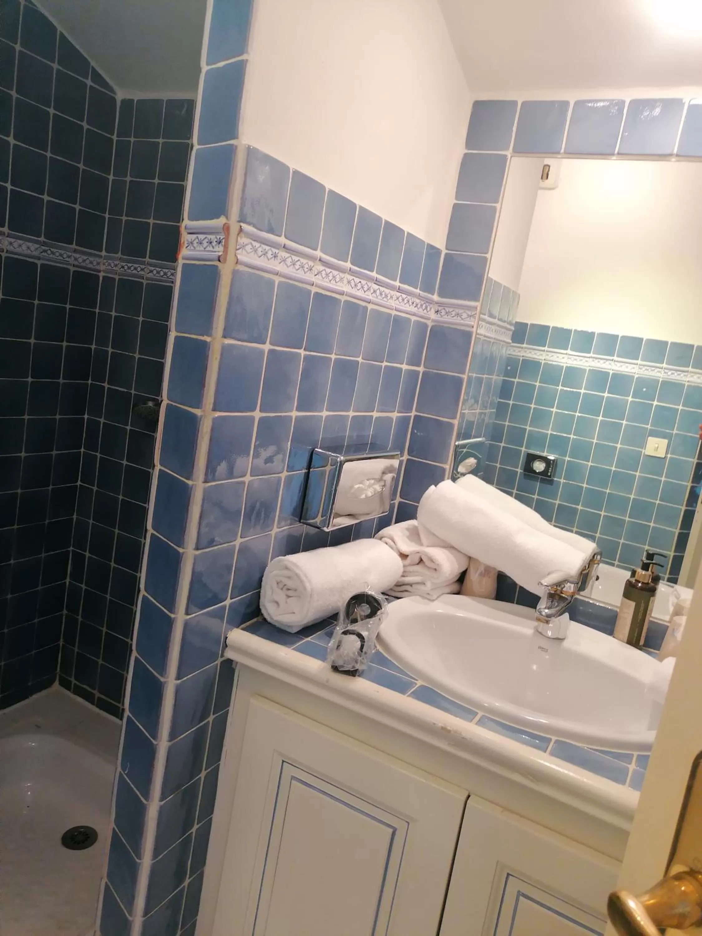 Bathroom in Hôtel l'Arena