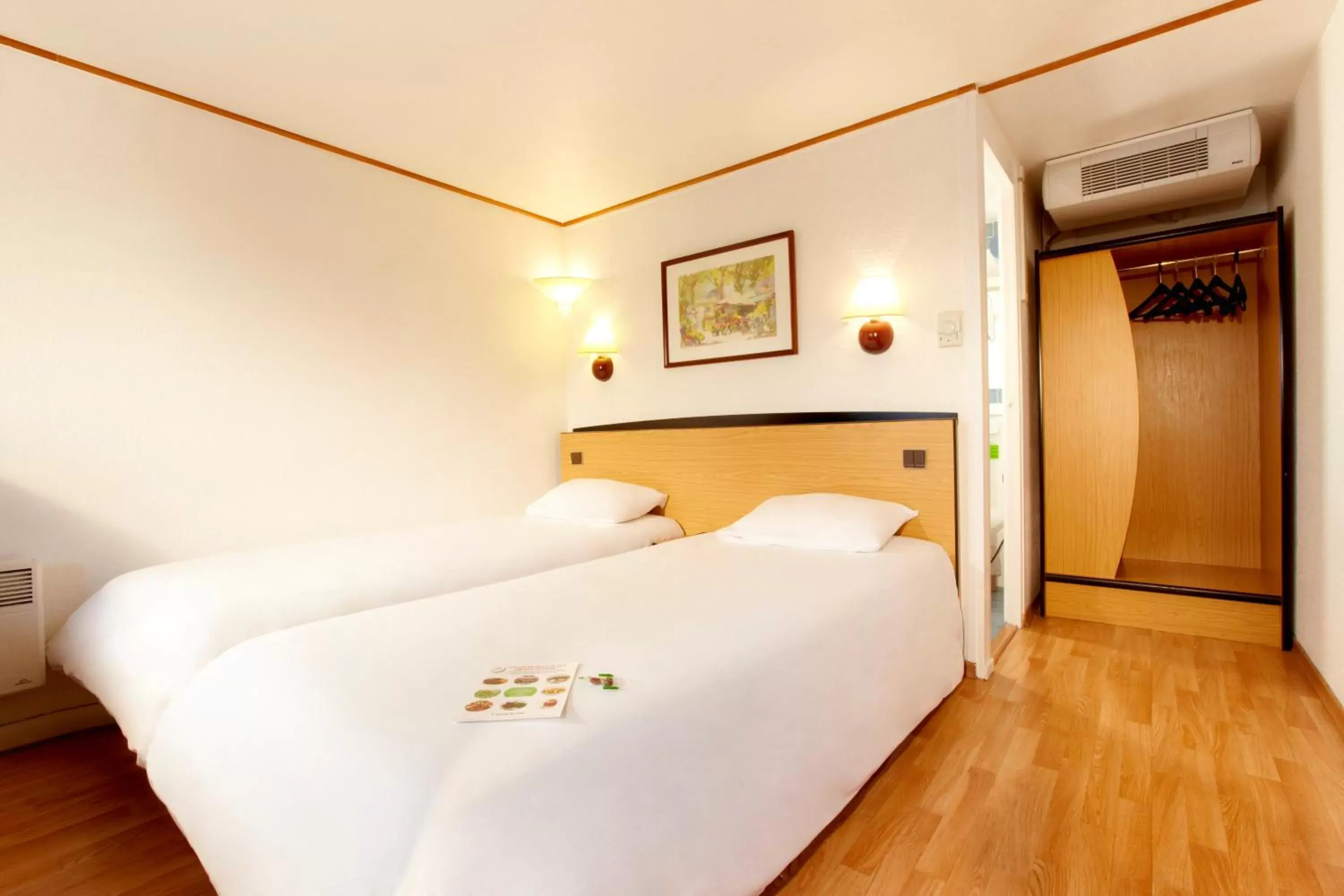 Bedroom, Bed in Campanile Bordeaux Ouest - Le Bouscat