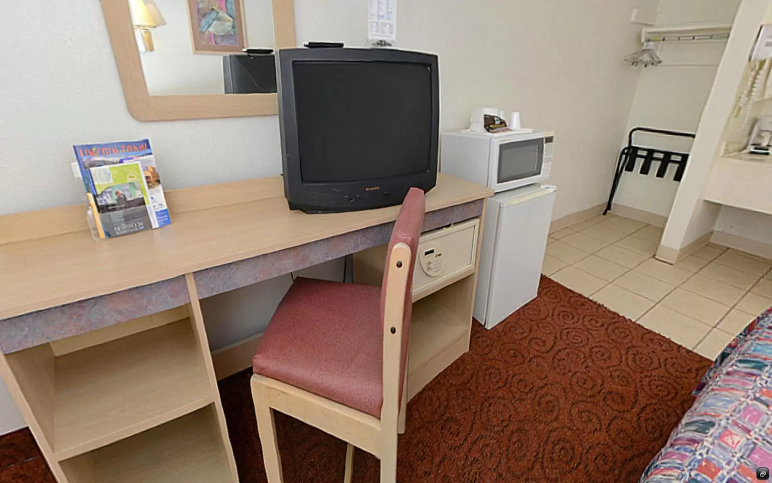 Bedroom, TV/Entertainment Center in Americas Best Value Inn - Lincoln