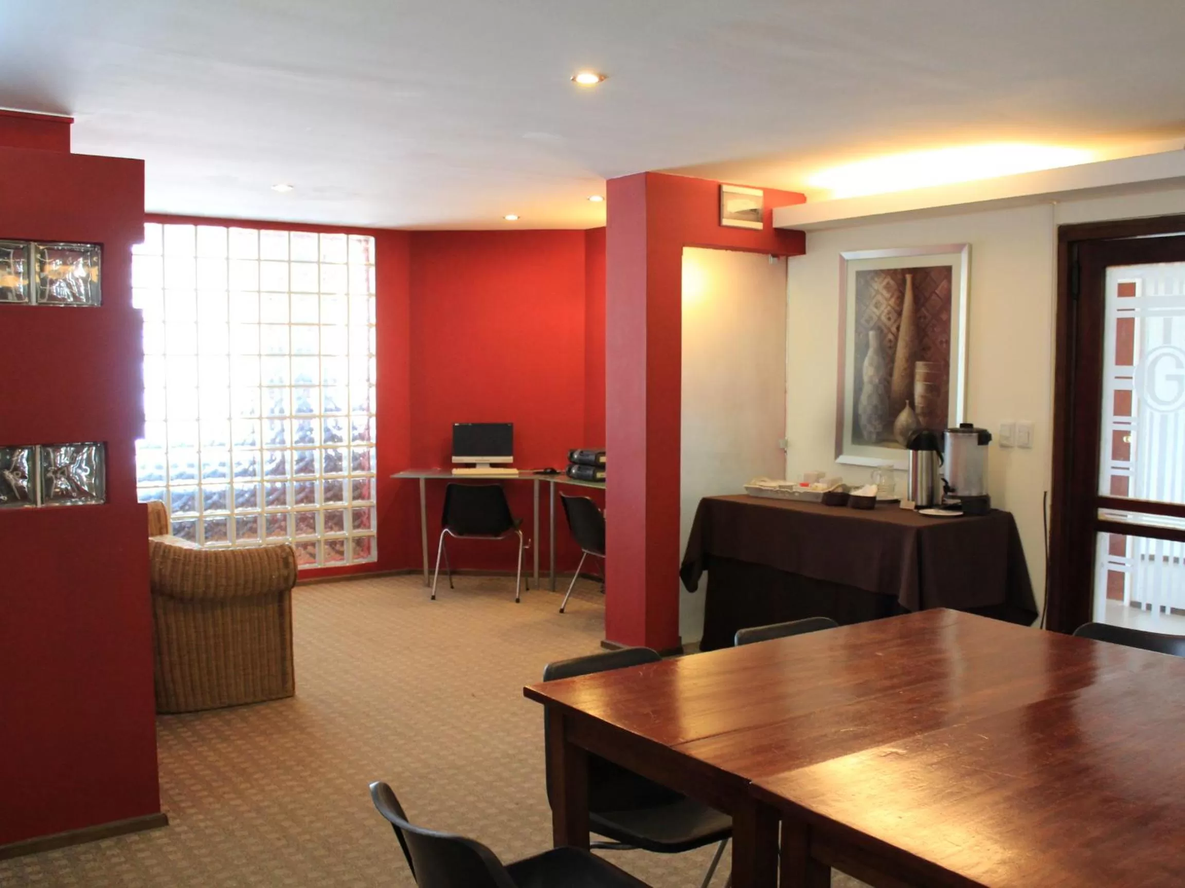 Communal lounge/ TV room in Hotel Genoves