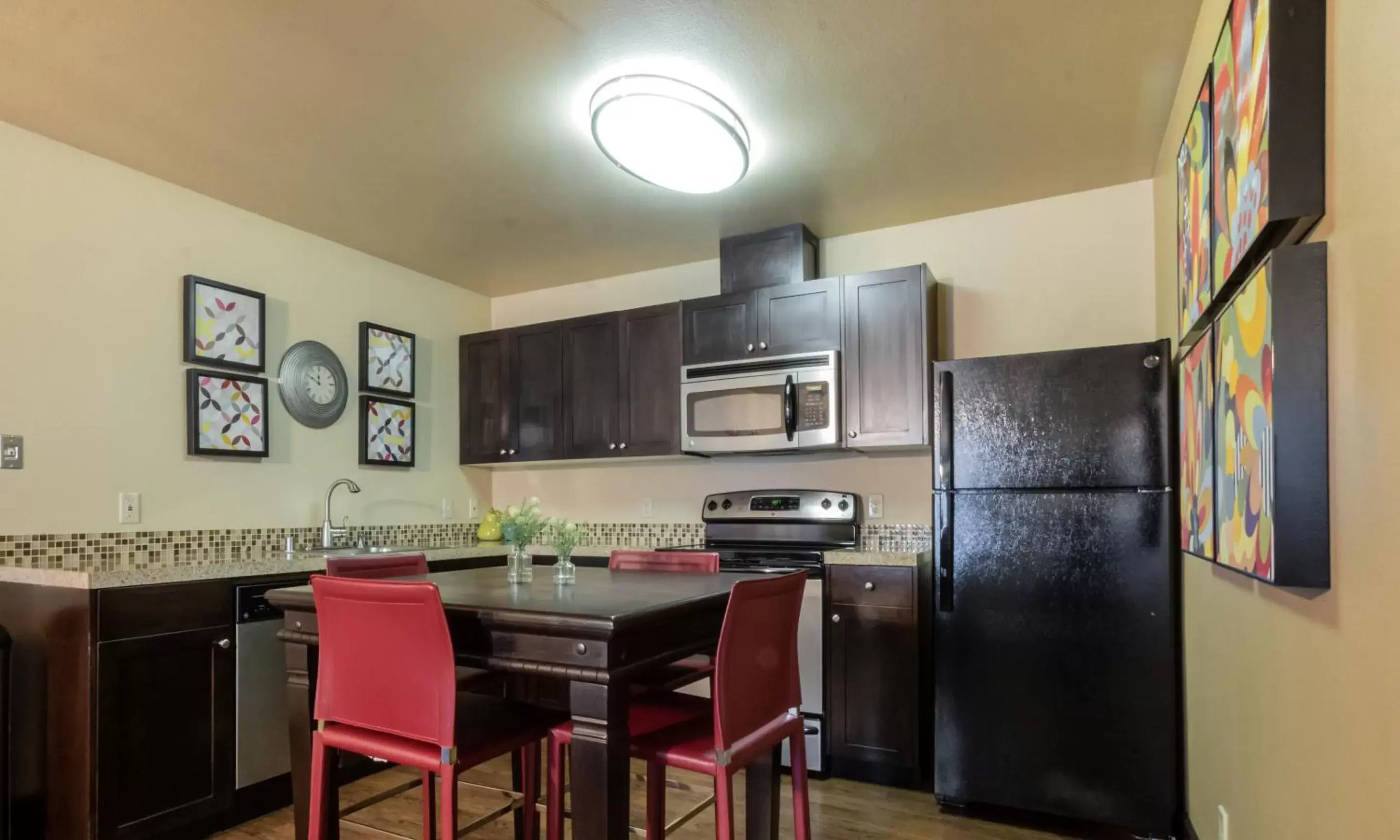 Kitchen or kitchenette, Kitchen/Kitchenette in Oxford Suites Portland - Jantzen Beach