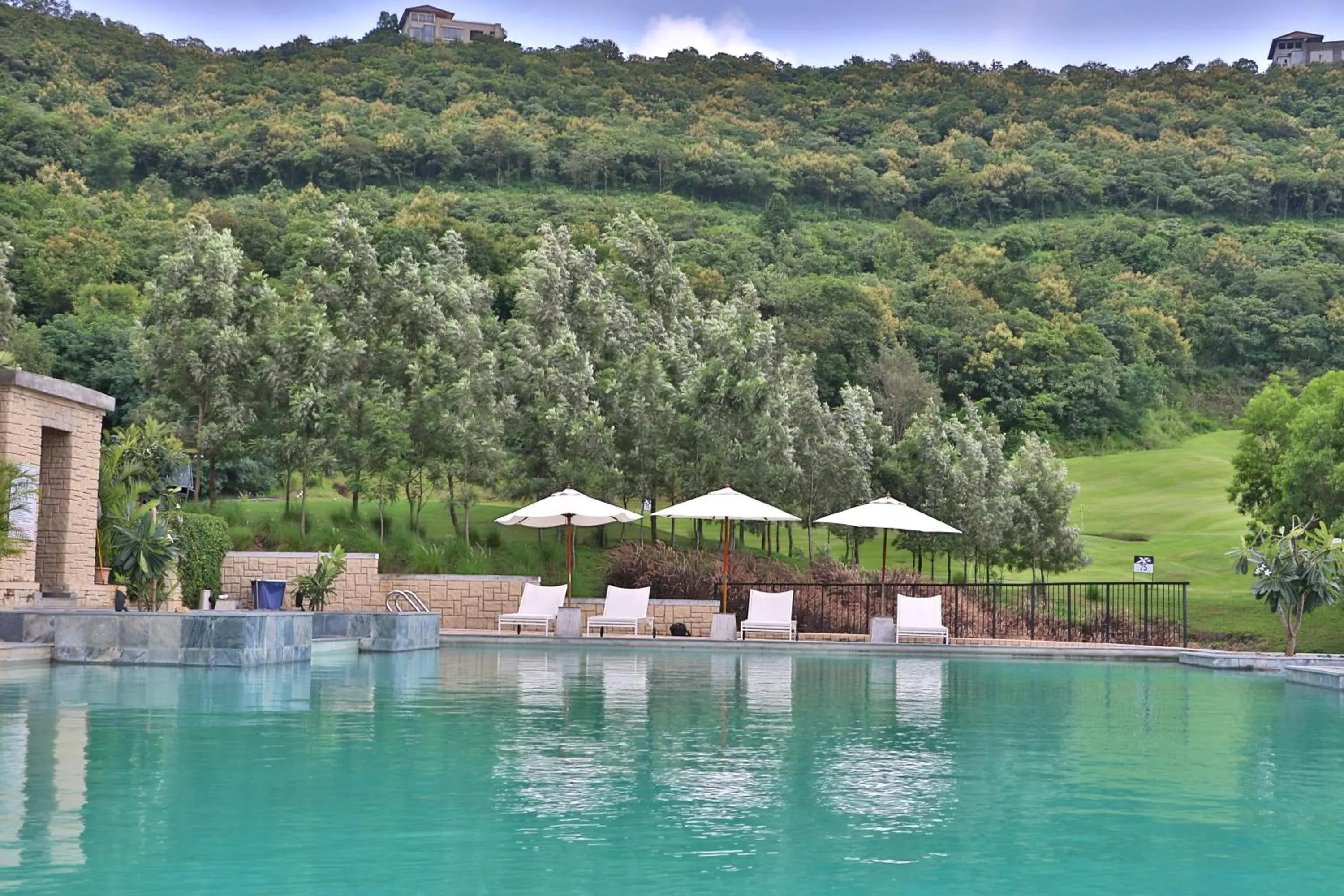 Swimming pool in Oxford Golf Resort