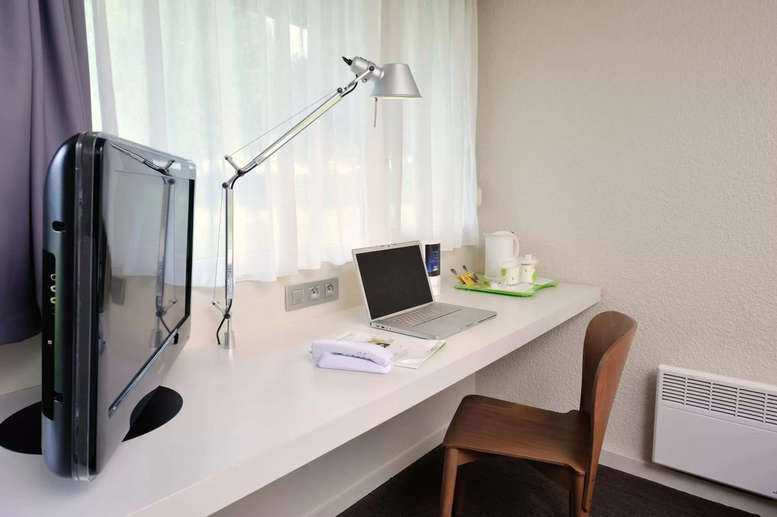 Bedroom, TV/Entertainment Center in Campanile Hotel Beauvais