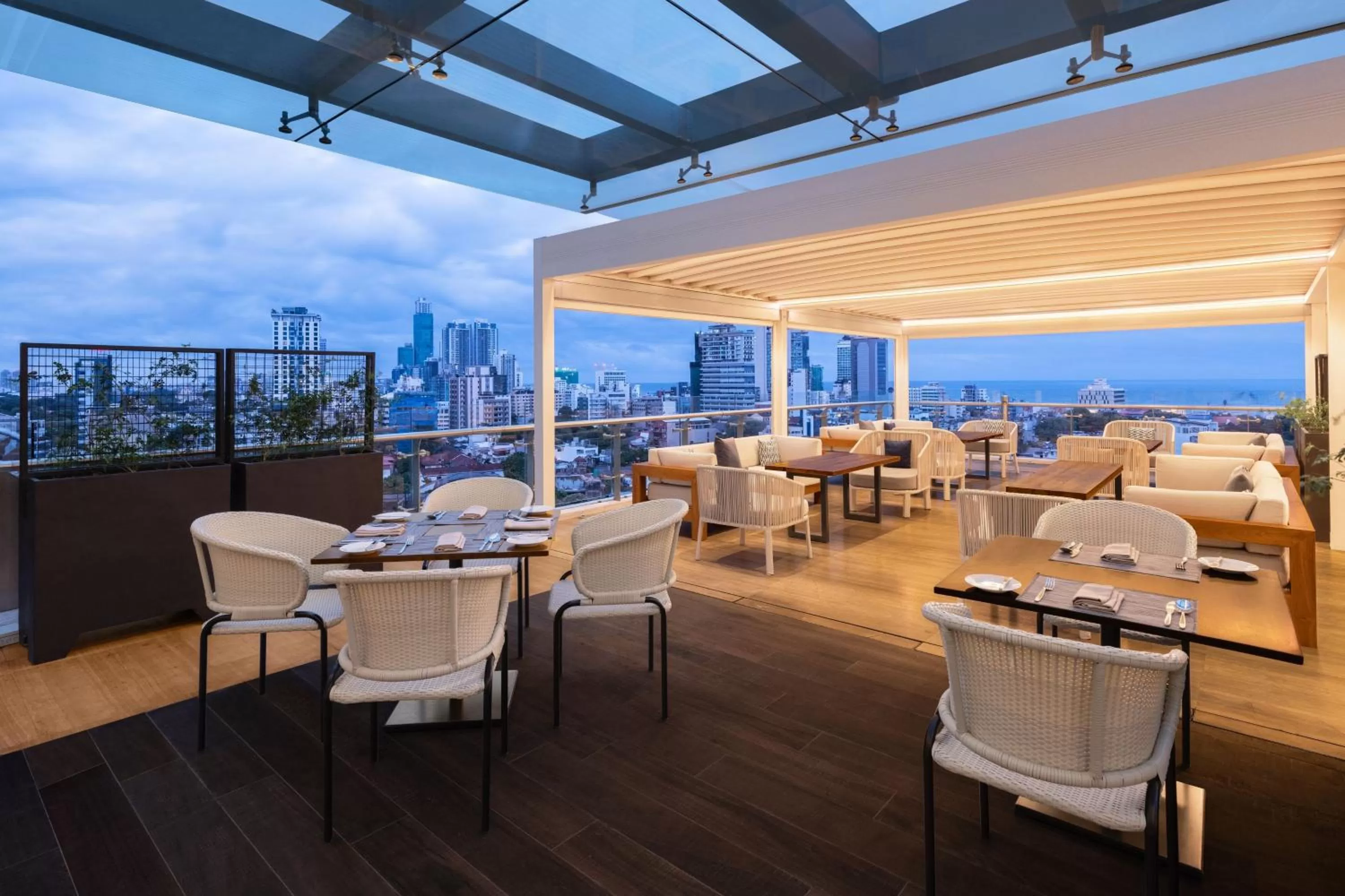 Restaurant/places to eat in Courtyard by Marriott Colombo